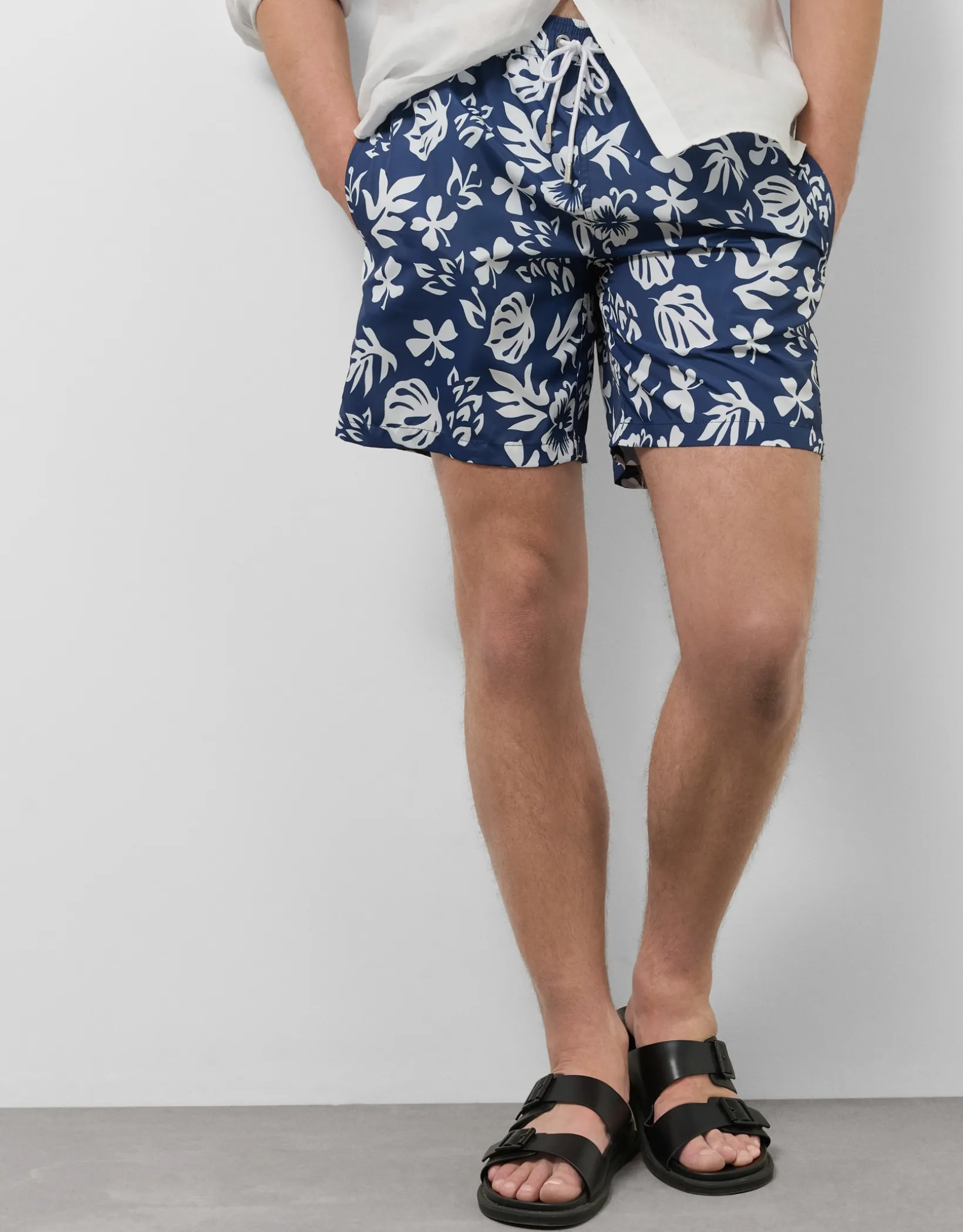 Bañador marino estampado hojas blancas