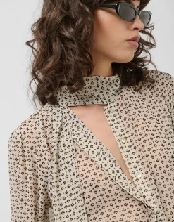Blusa con lazada estampado geométrico blanco y negro