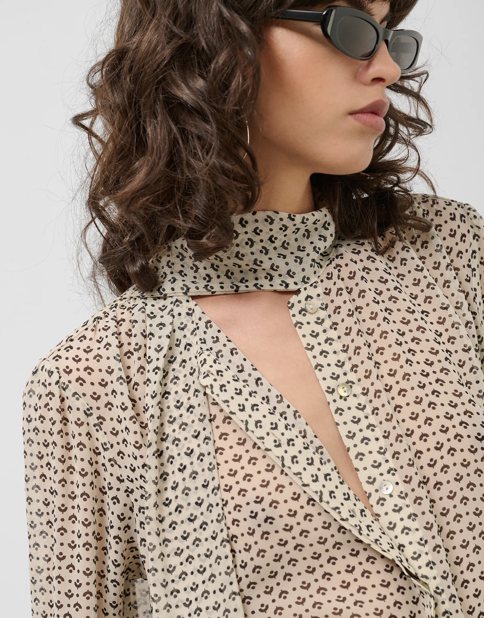 Blusa con lazada estampado geométrico blanco y negro