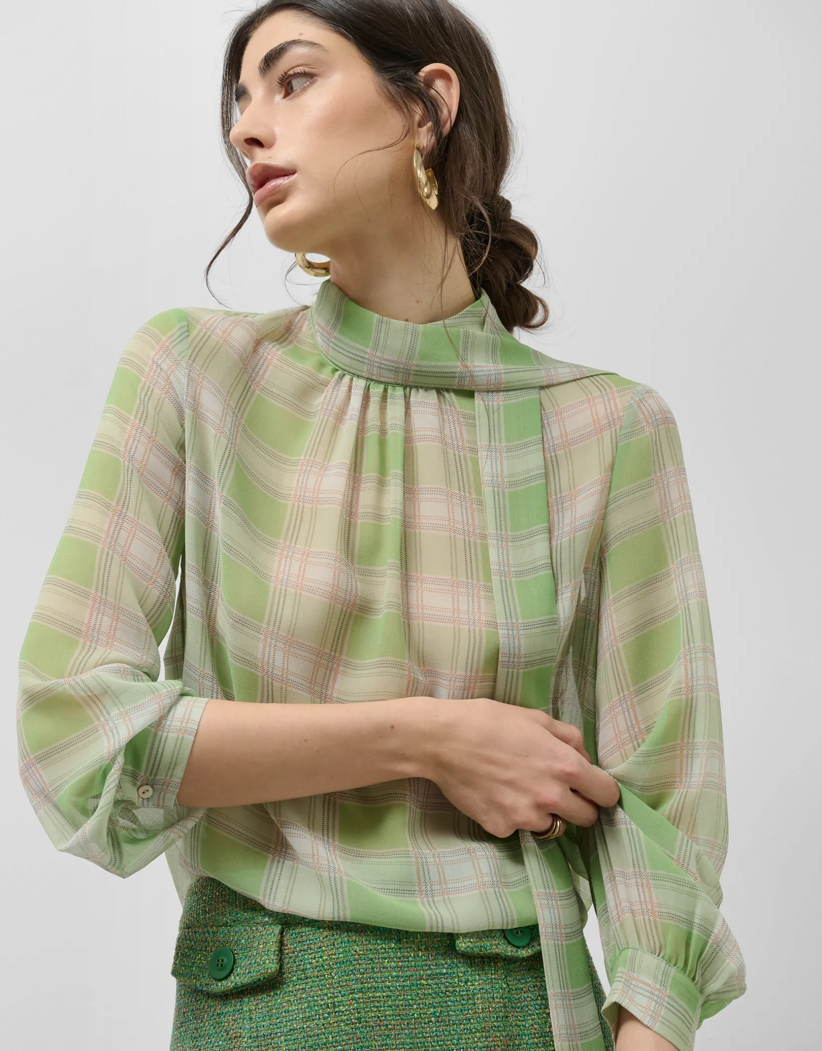 Blusa cuello fruncido cuadros tonos verde