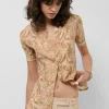 Blusa de manga corta en gasa estampado vegetal cámel