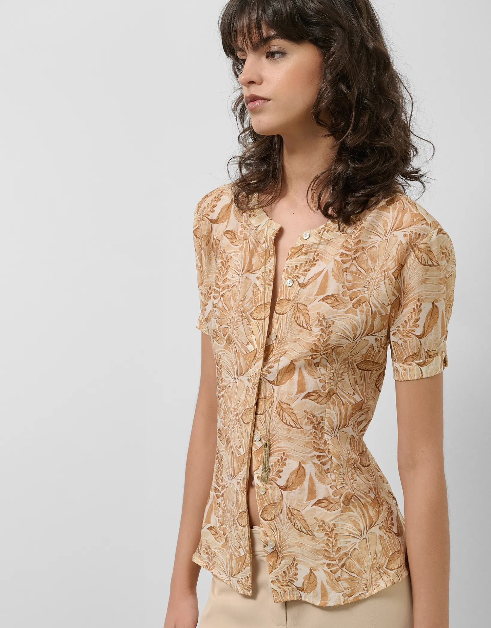 Blusa de manga corta en gasa estampado vegetal cámel