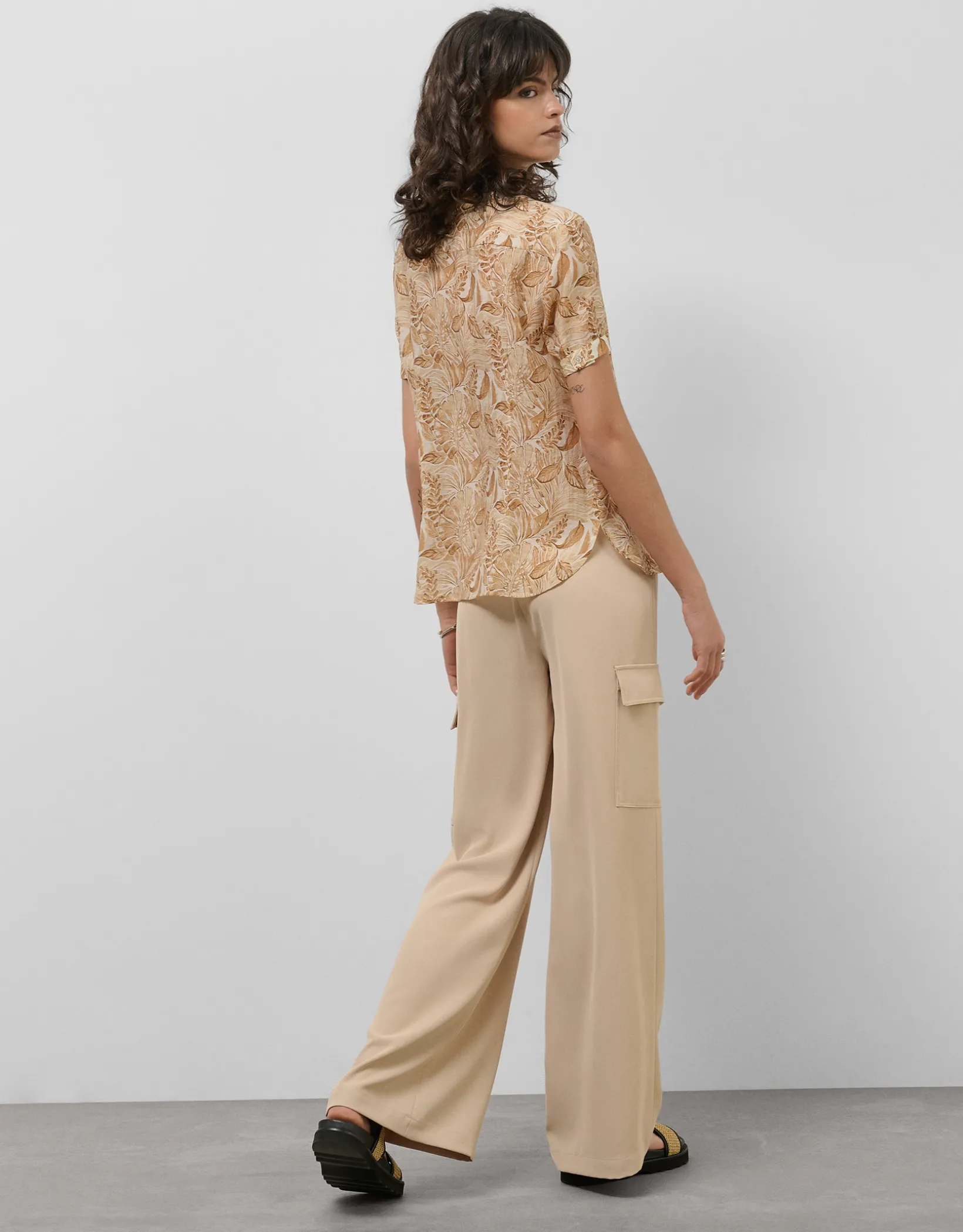 Blusa de manga corta en gasa estampado vegetal cámel