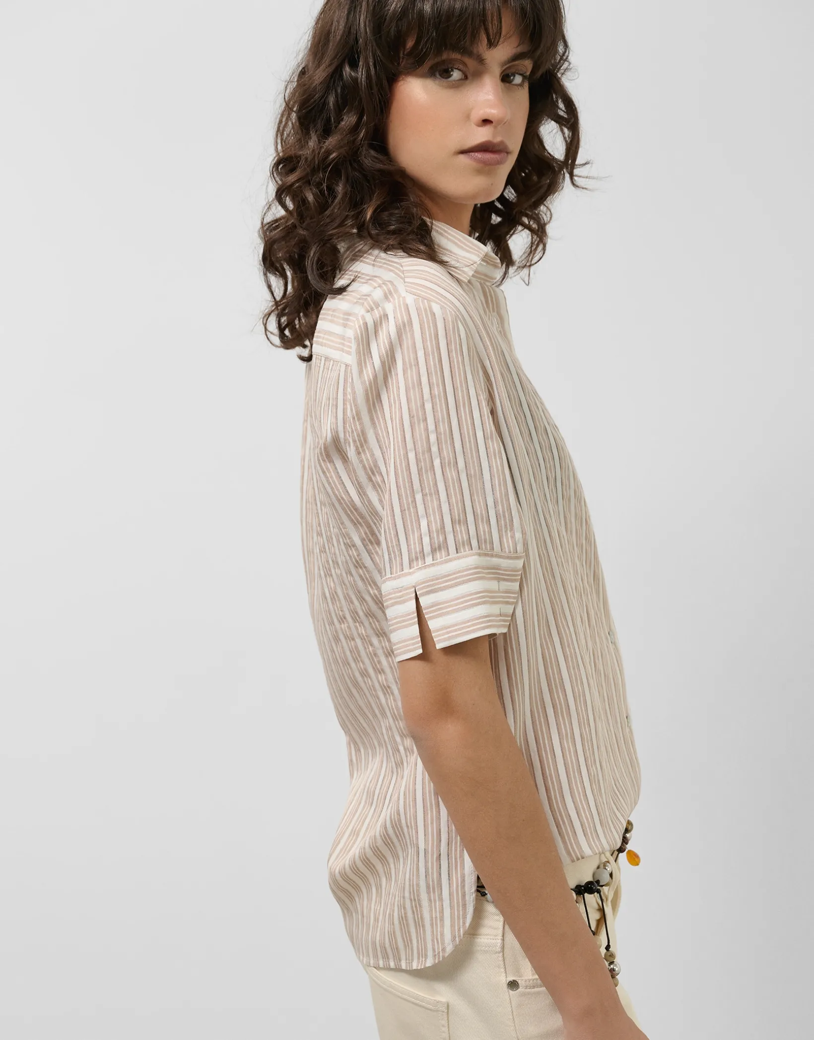 Blusa de manga corta jacquard rayas beige
