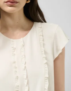 Blusa manga corta blanco roto con mini volantes en delantero