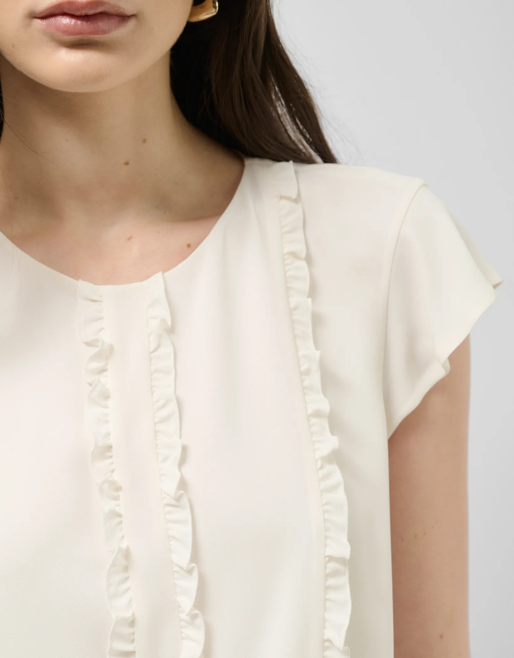 Blusa manga corta blanco roto con mini volantes en delantero
