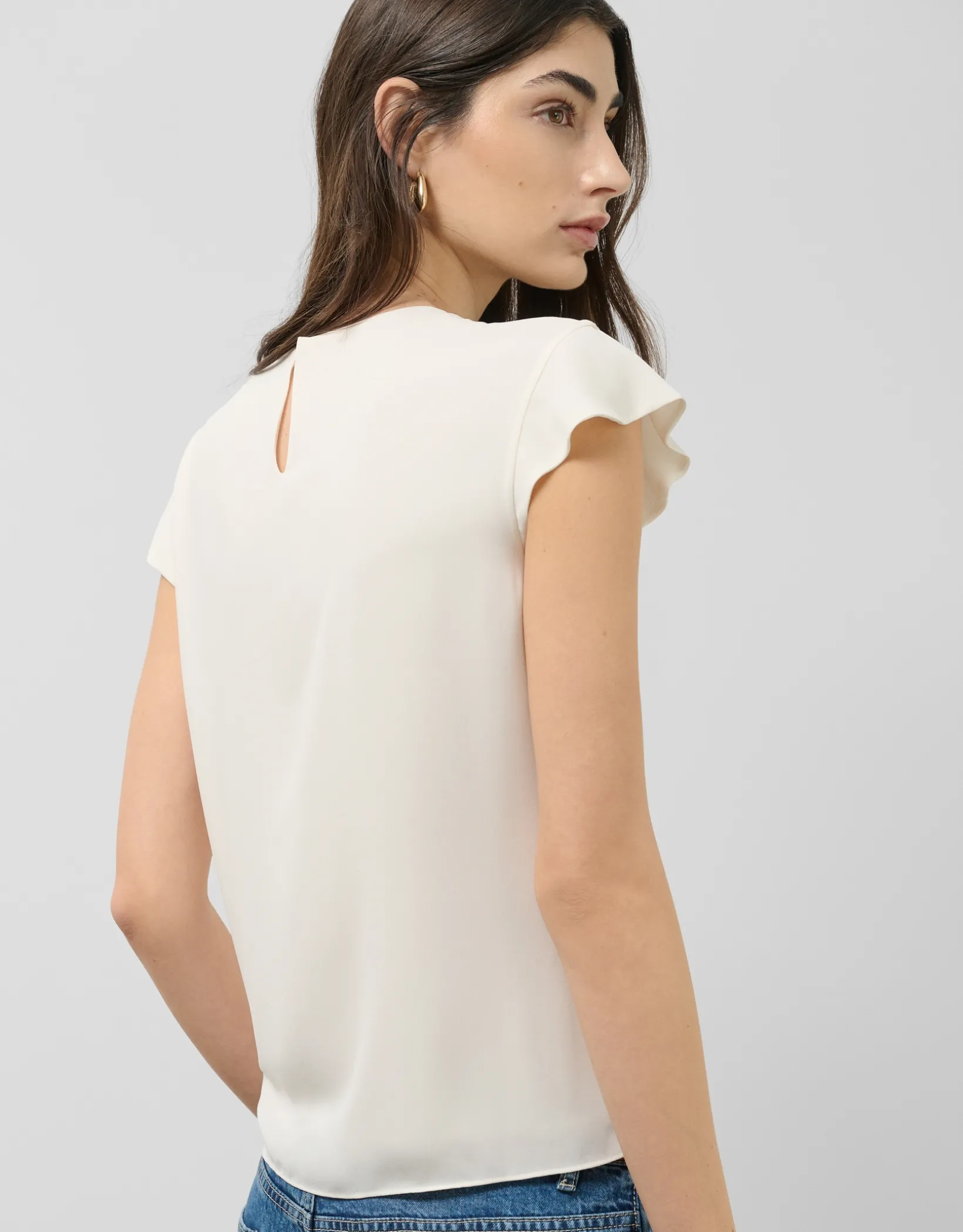 Blusa manga corta blanco roto con mini volantes en delantero