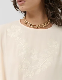 Blusa manga larga tejido fluido beige con bordado floral
