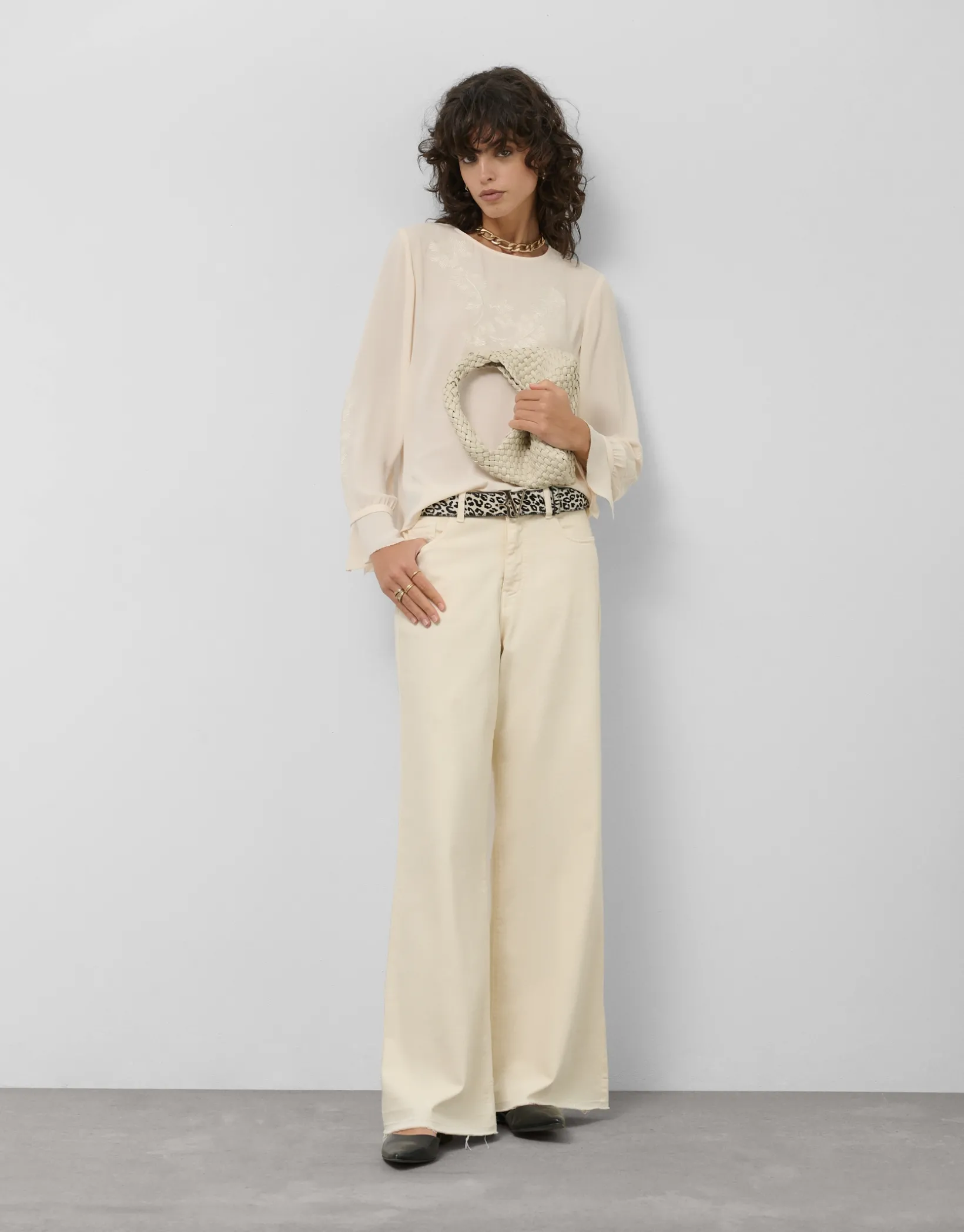 Blusa manga larga tejido fluido beige con bordado floral