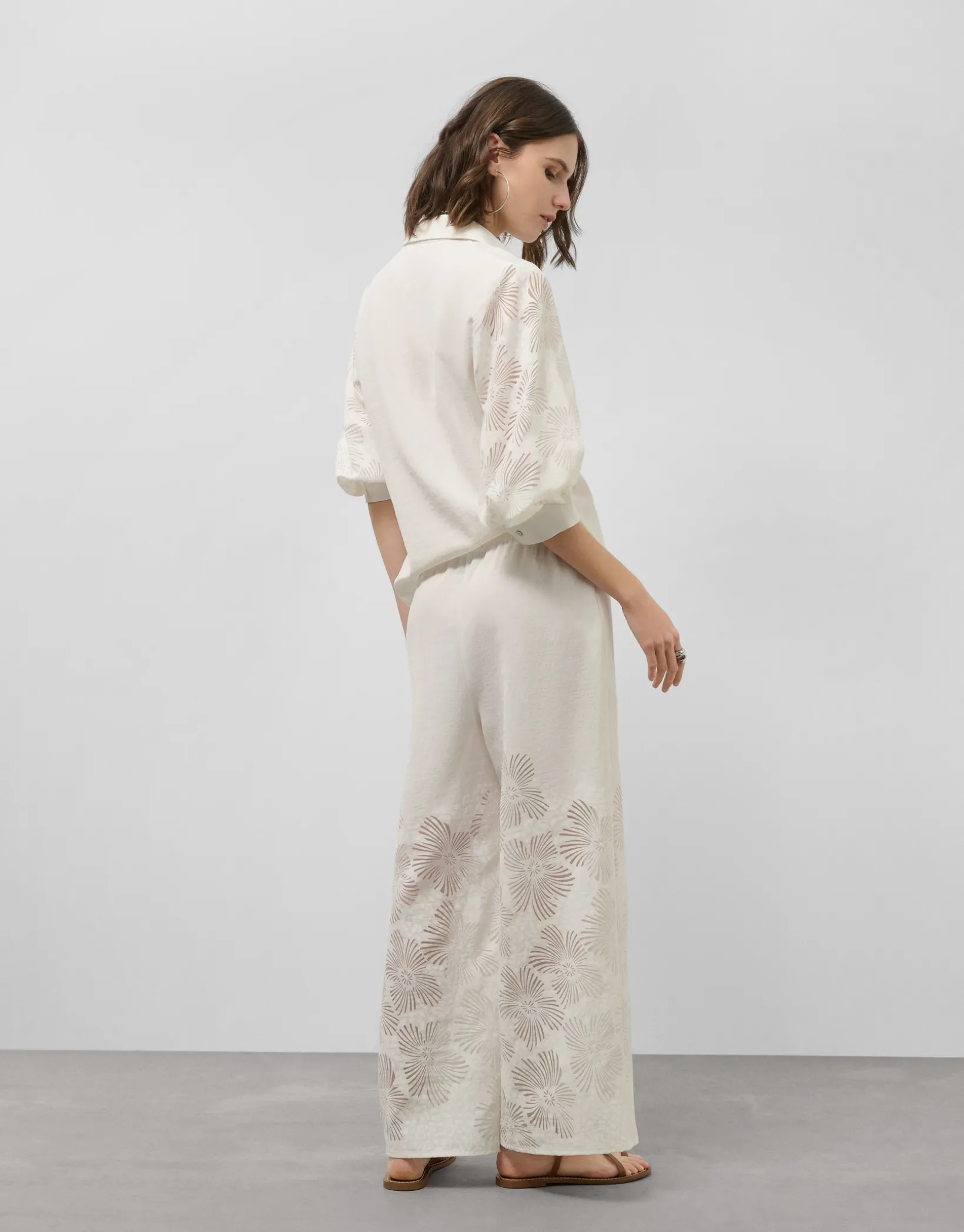 Blusa oversize con diseño floral en devoré crudo