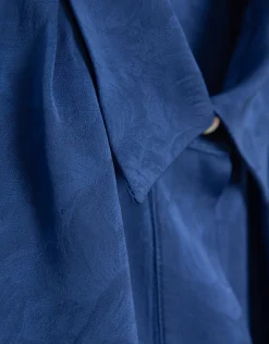 Blusón azul intenso con damasco floral