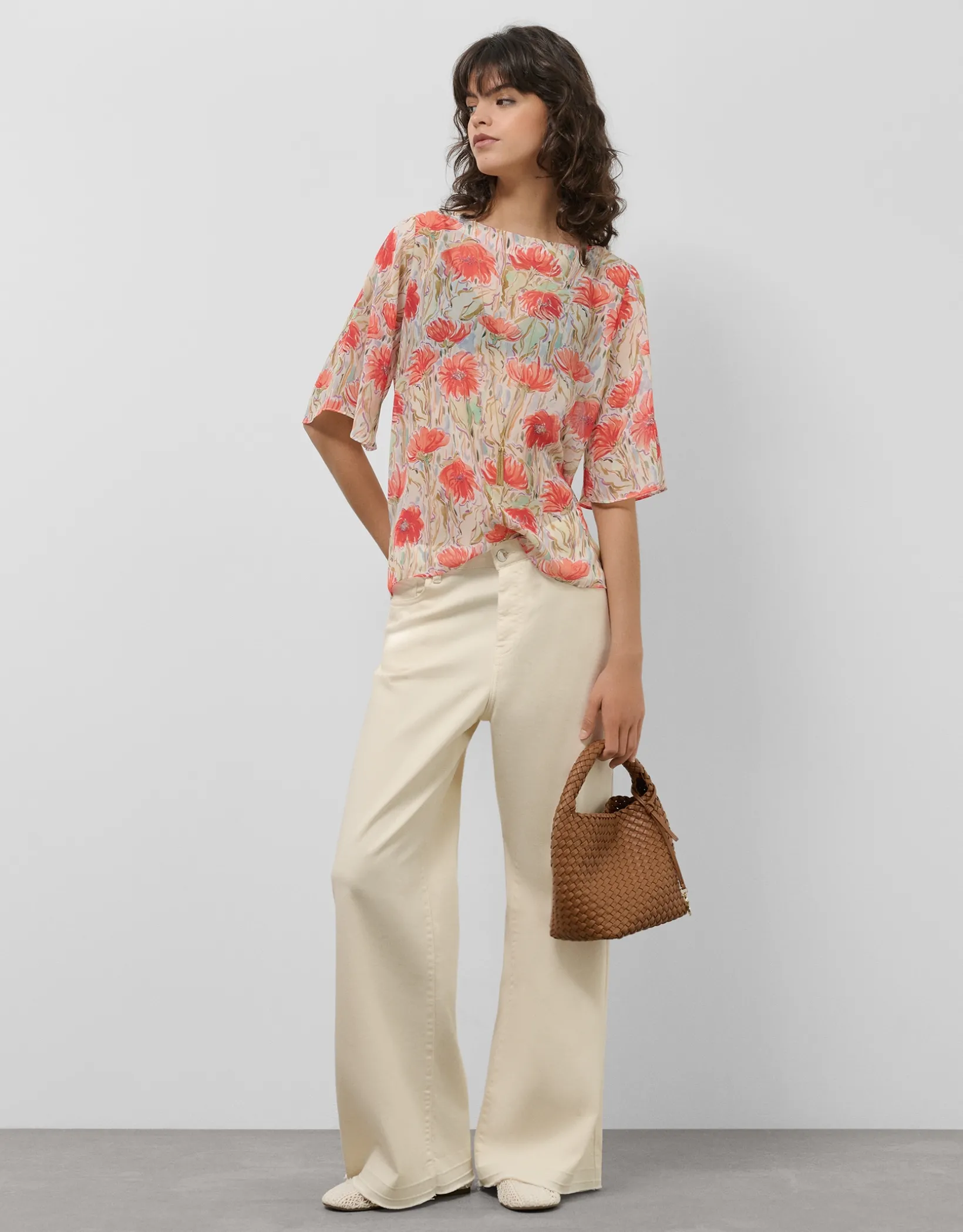 Blusón en gasa estampado vegetal floral tonos coral y rojo
