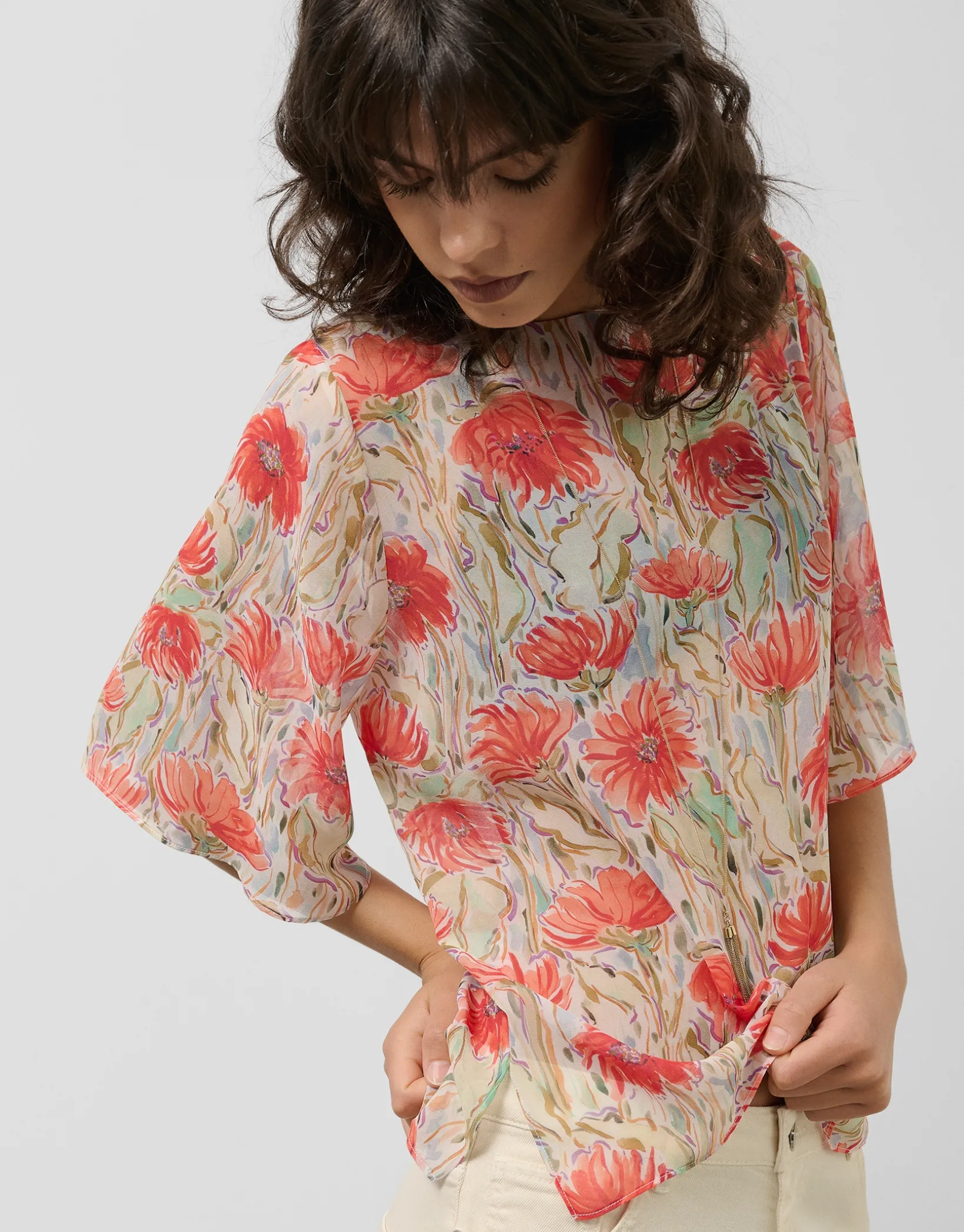 Blusón en gasa estampado vegetal floral tonos coral y rojo