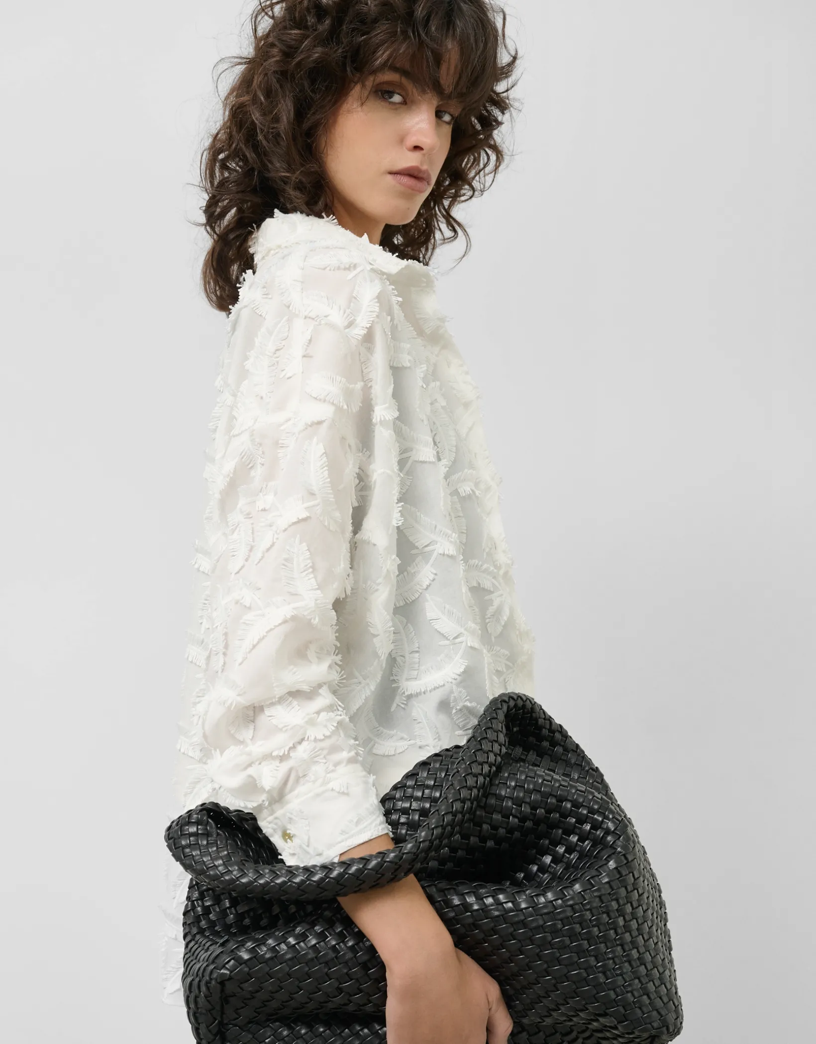 Blusón en voile de algodón blanco con fill coupé plumas