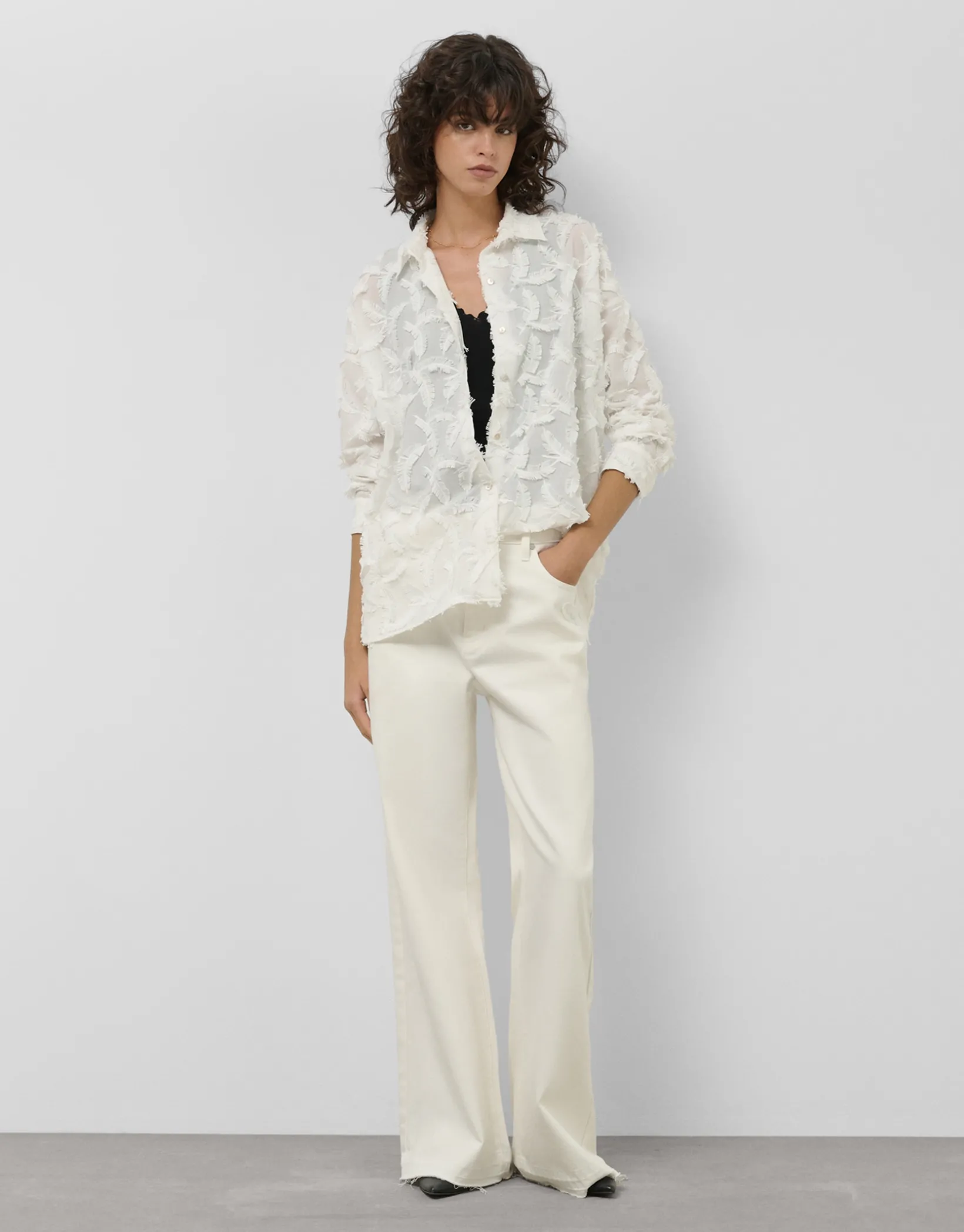 Blusón en voile de algodón blanco con fill coupé plumas