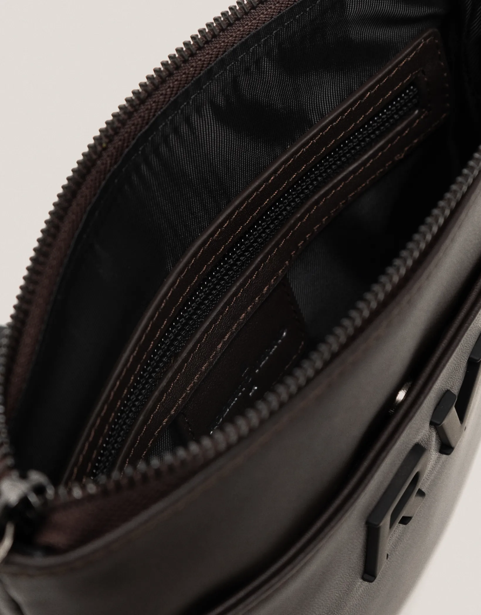 Bolso bandolera plana Mim piel marrón