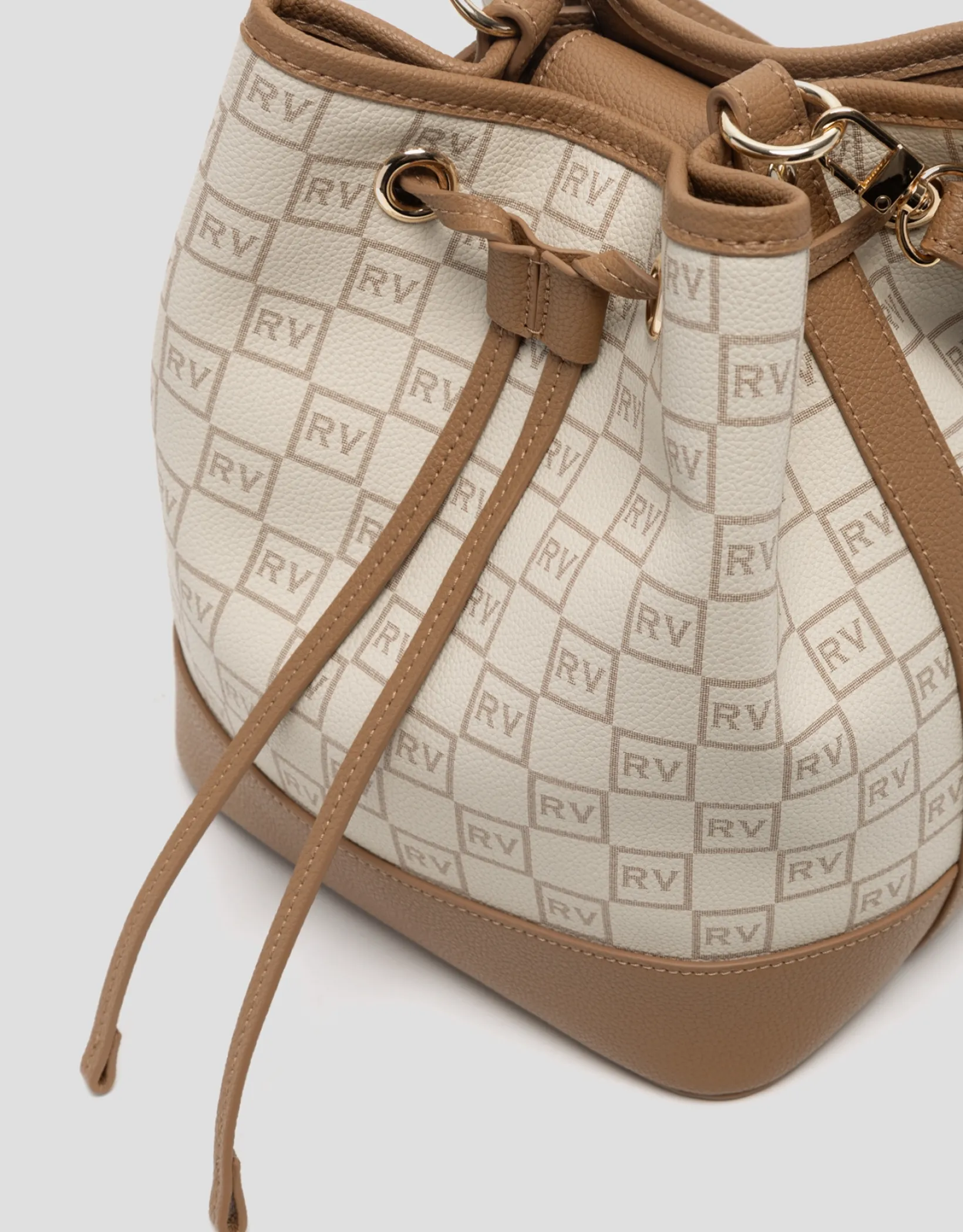Bolso de mano Gala Bucket piel logos crema