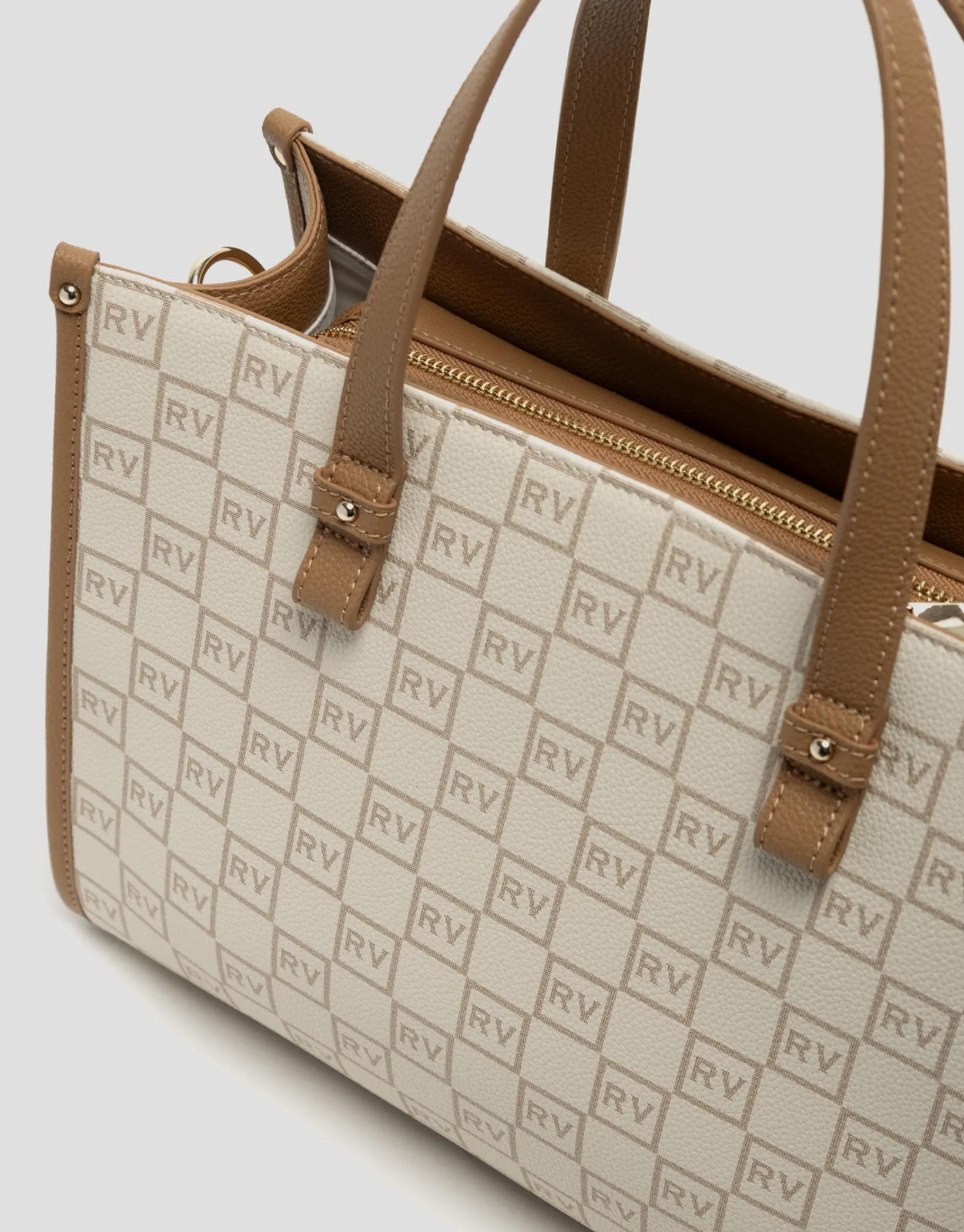Bolso de mano Gala Satchel Maxi piel logos crema