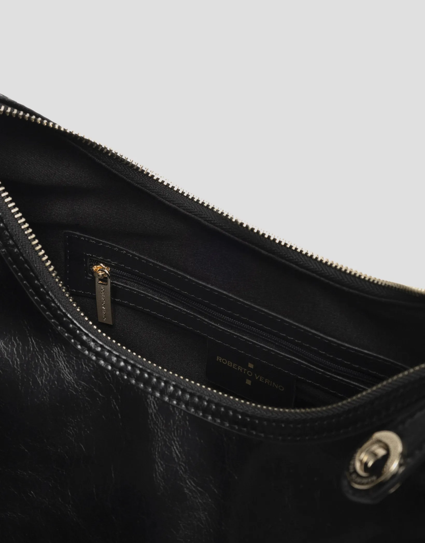 Bolso hobo Margot Metal piel craquelada negra