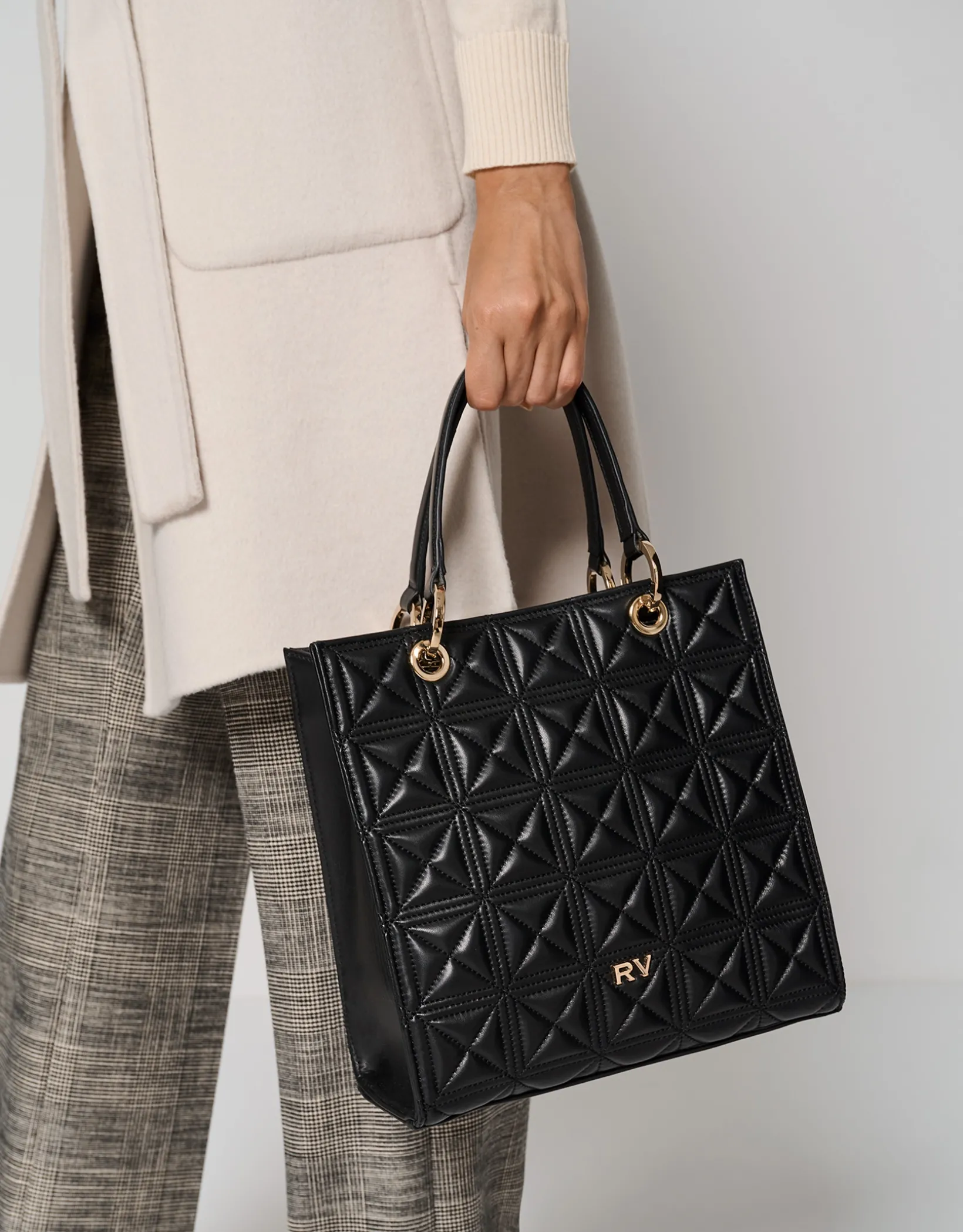 Bolso Satchel Maxi Linda piel acolchada negra