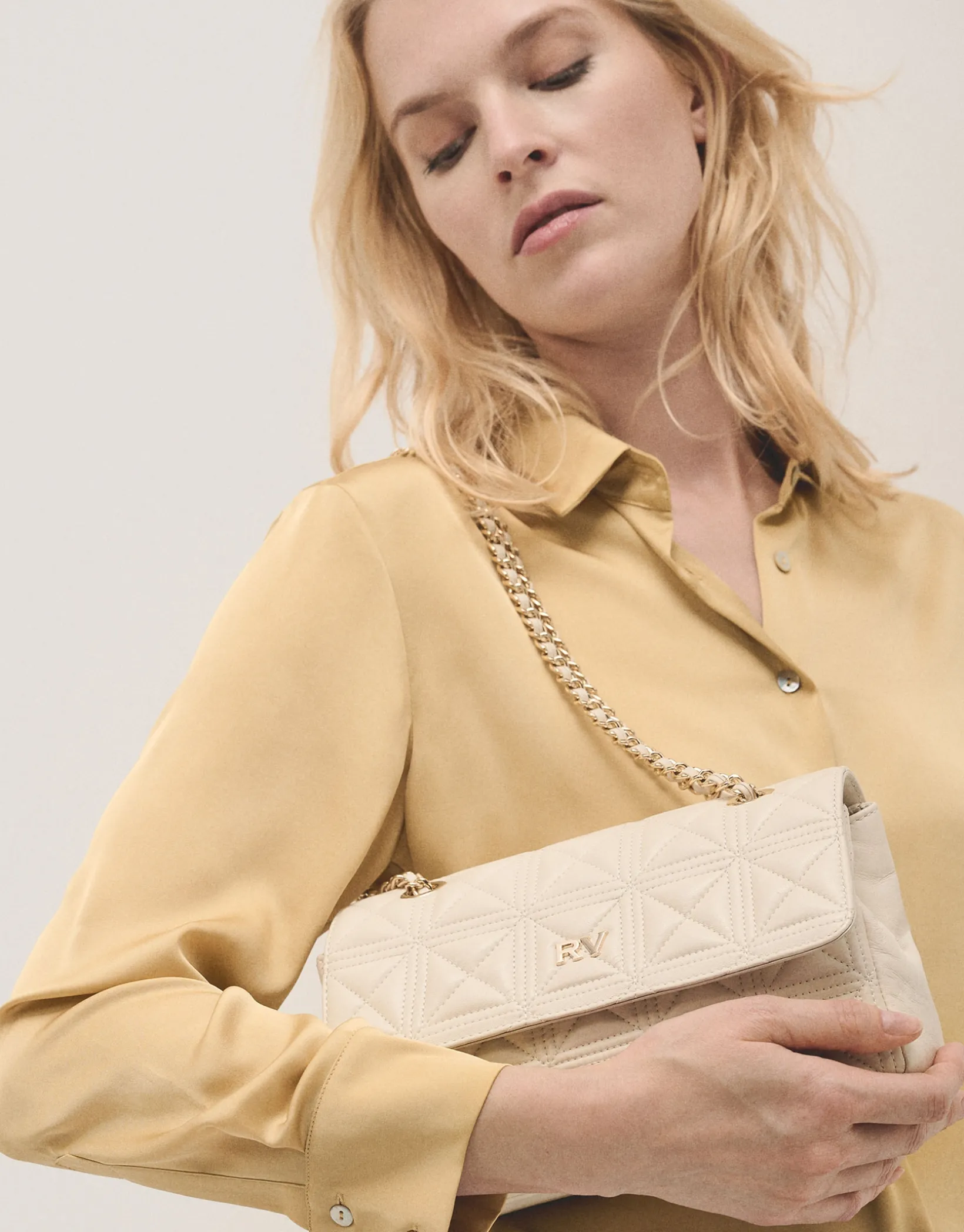Bolso shoulder Linda Midi piel acolchada crudo