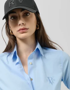 Camisa corte masculino celeste con logo bordado