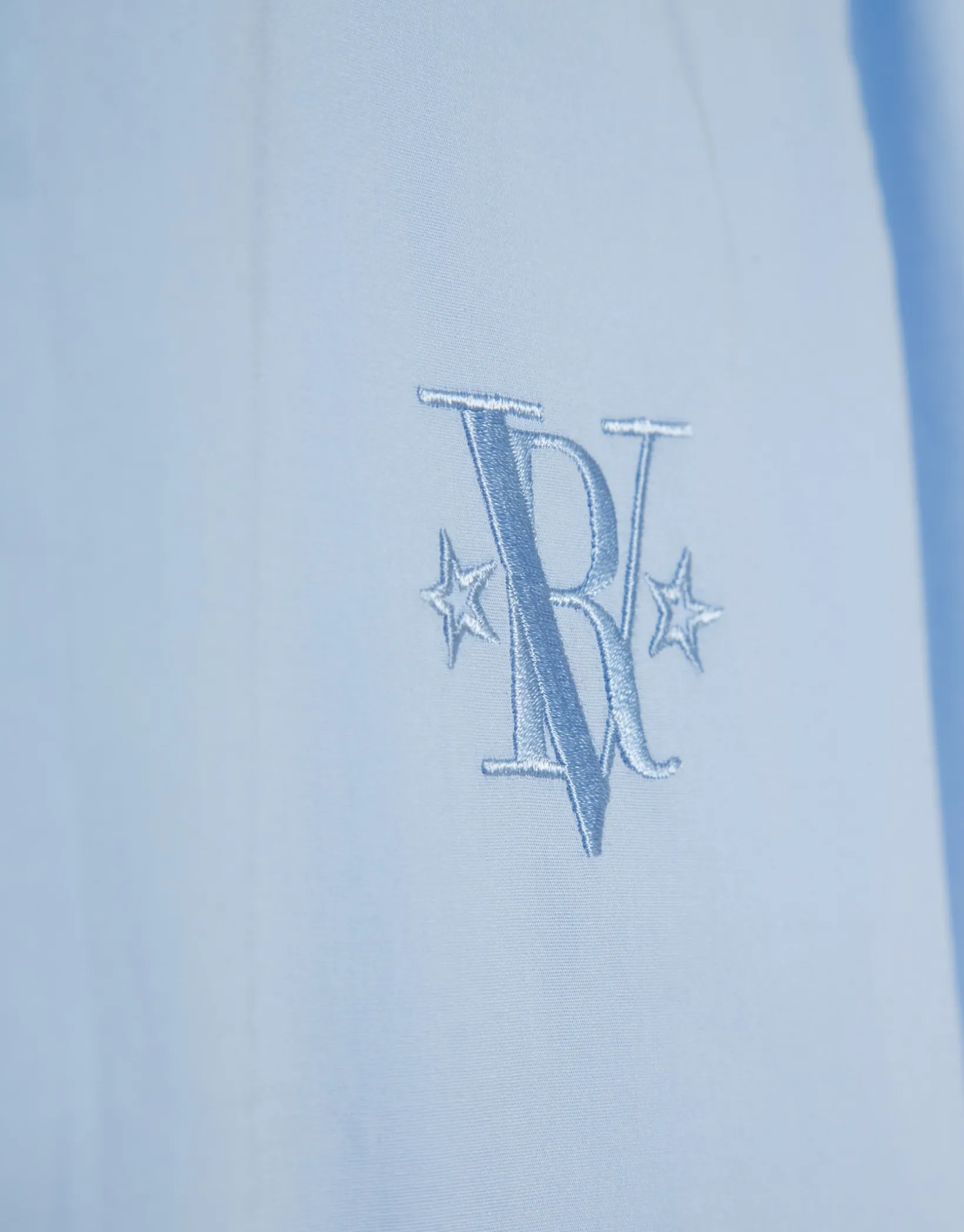 Camisa corte masculino celeste con logo bordado