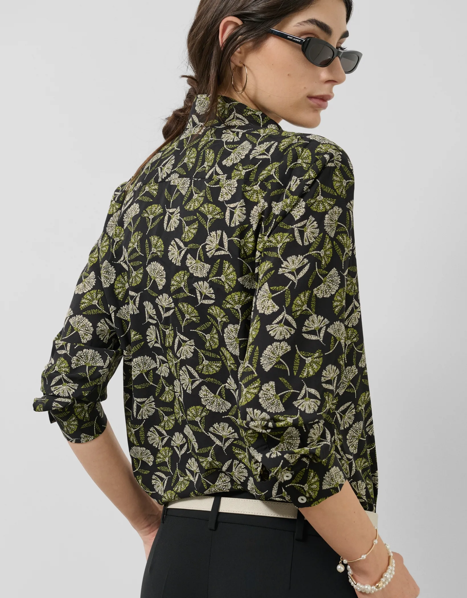 Camisa corte masculino negro estampado hojas verdes