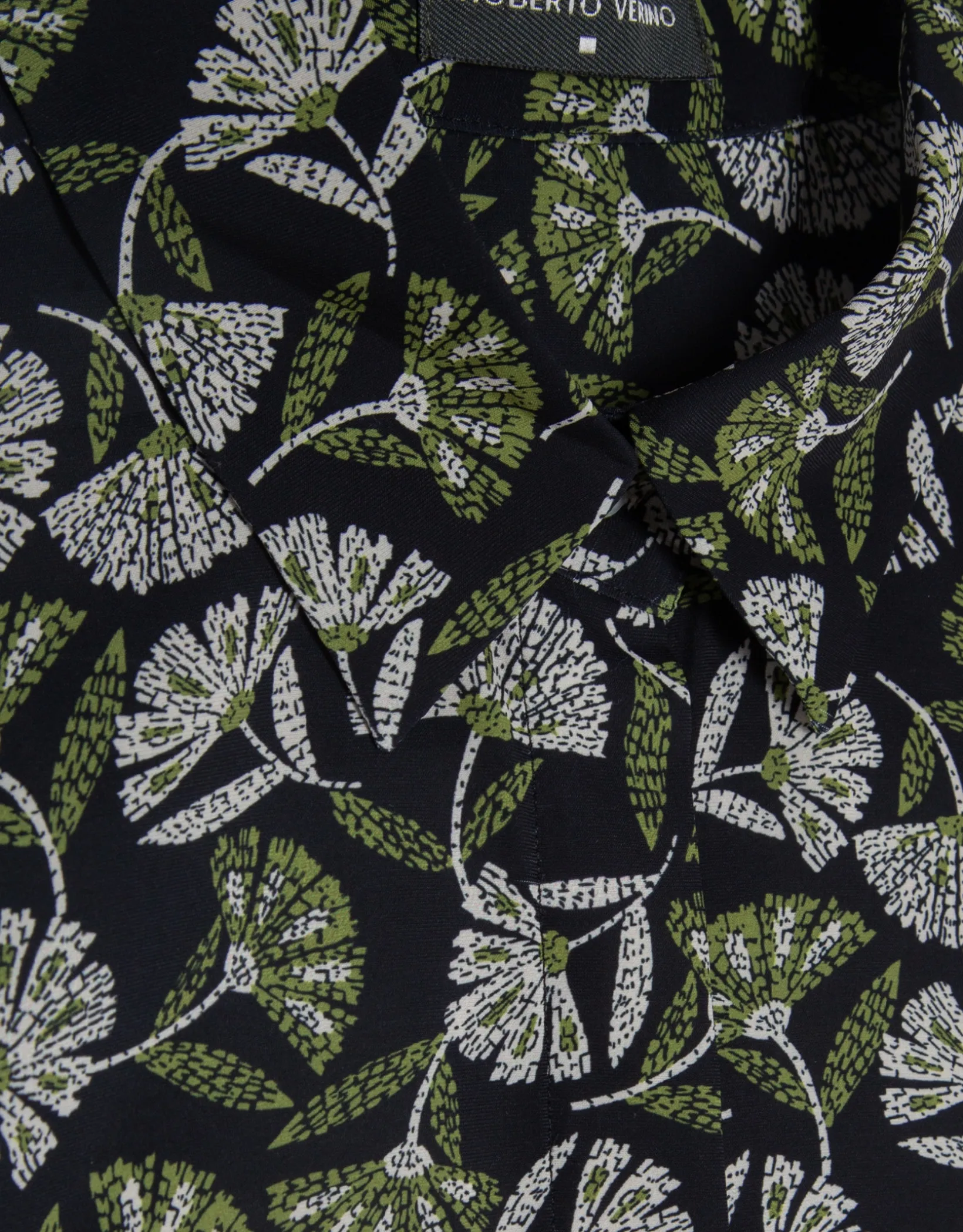 Camisa corte masculino negro estampado hojas verdes