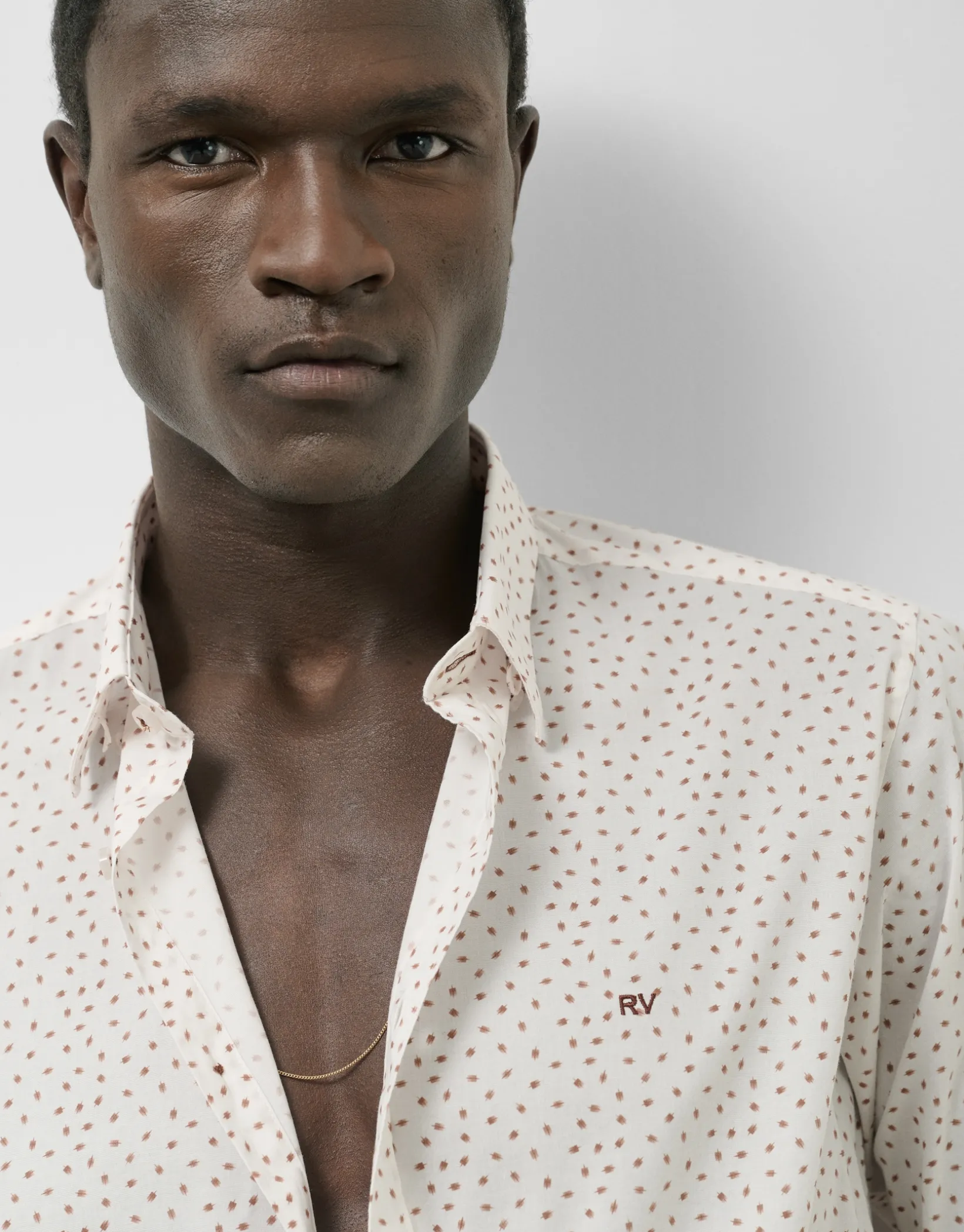 Camisa sport regular blanca estampado tostado