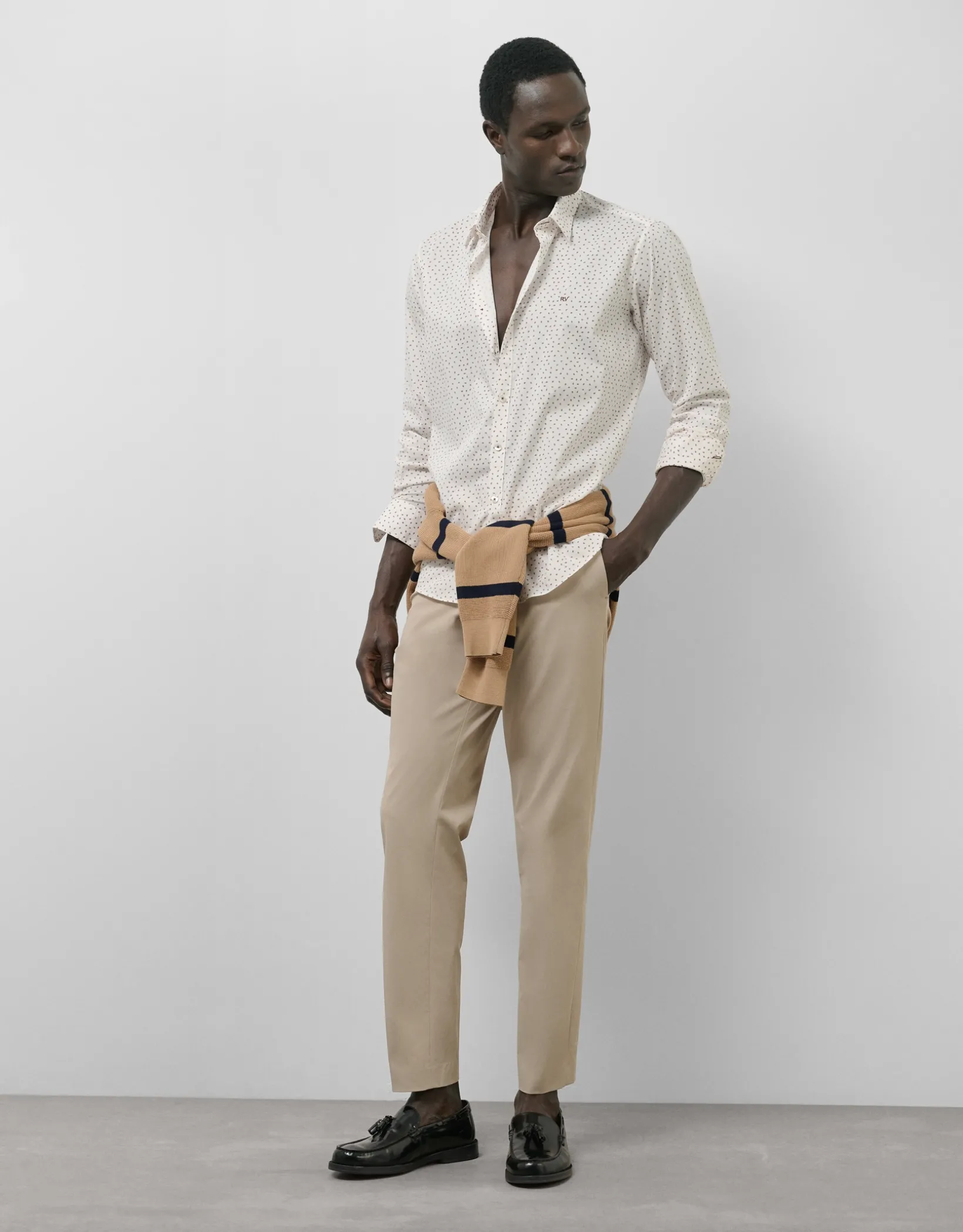 Camisa sport regular blanca estampado tostado