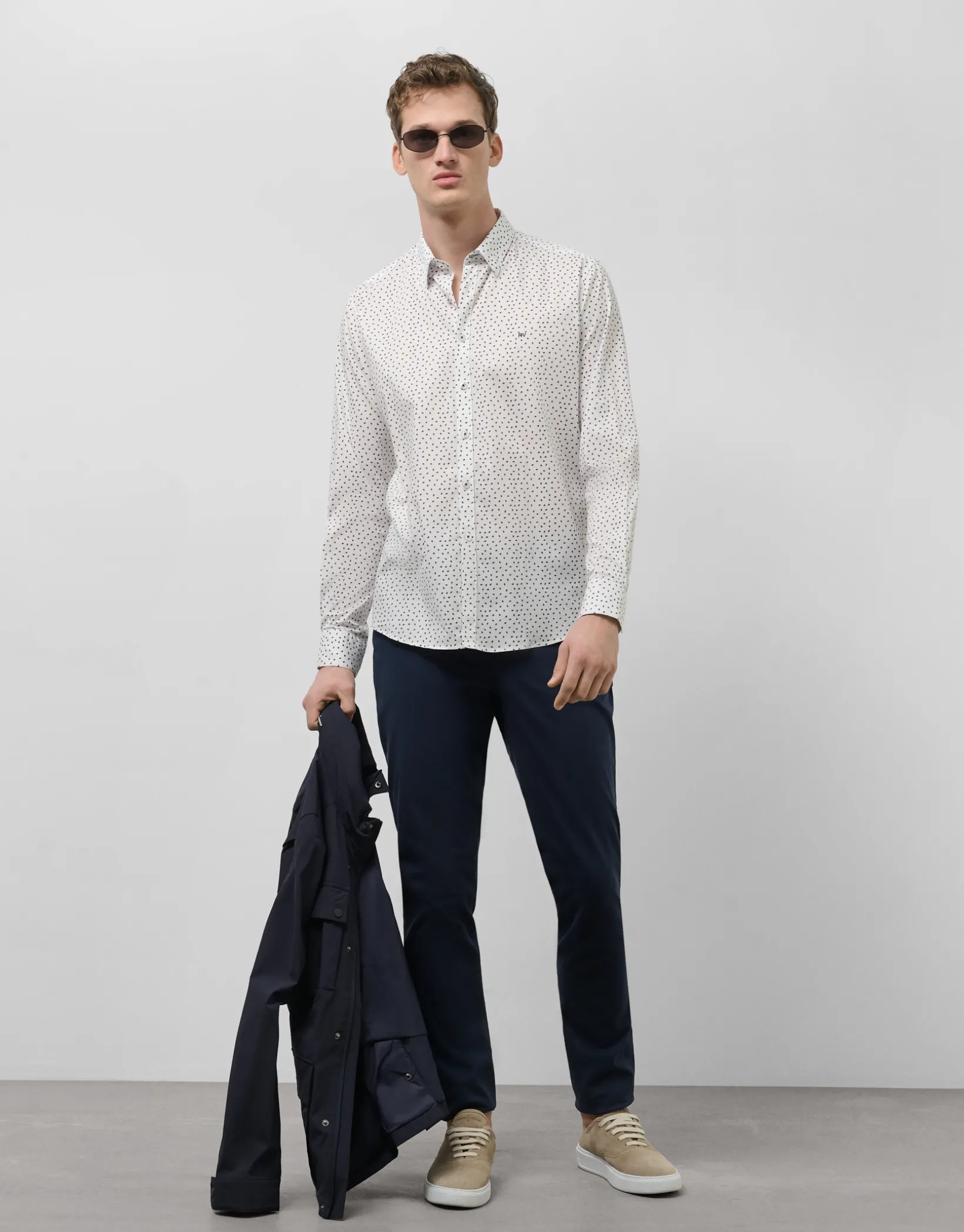 Camisa sport regular blanca estampado marino