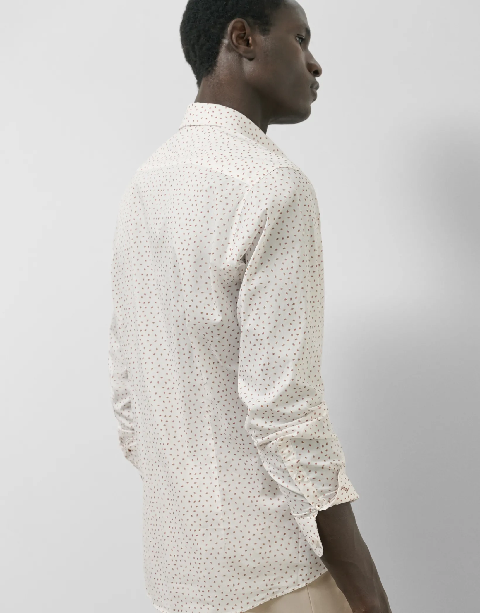 Camisa sport regular blanca estampado tostado