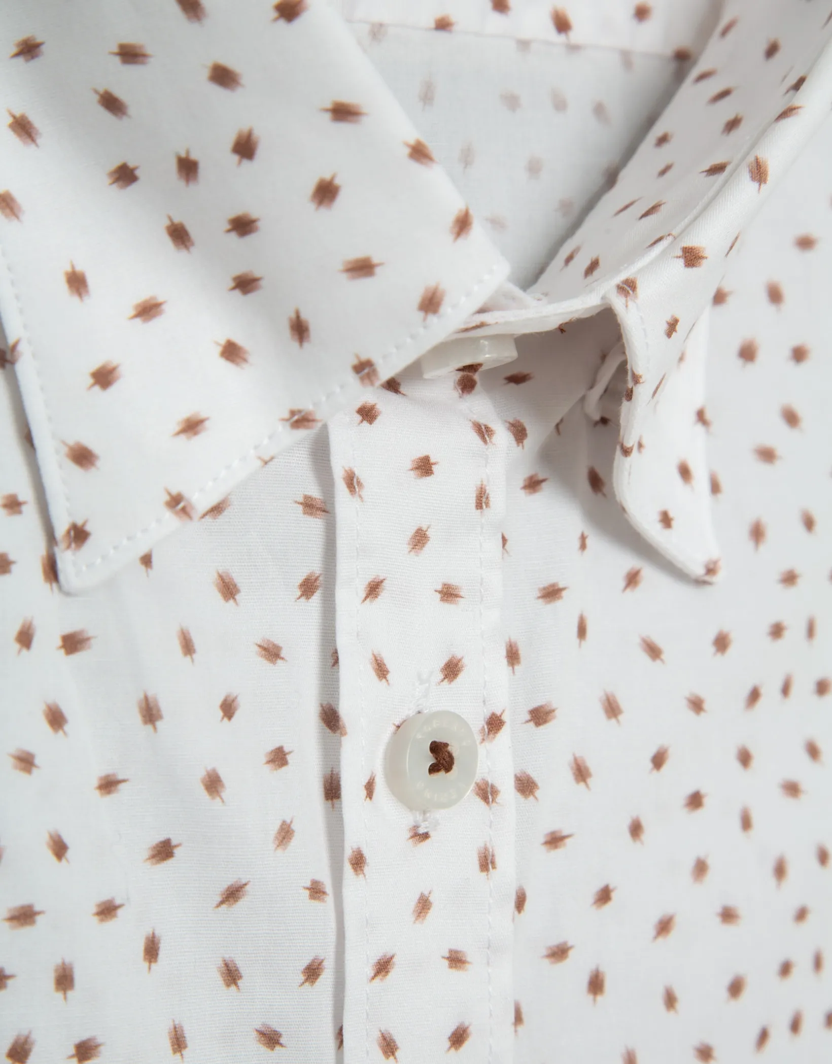 Camisa sport regular blanca estampado tostado