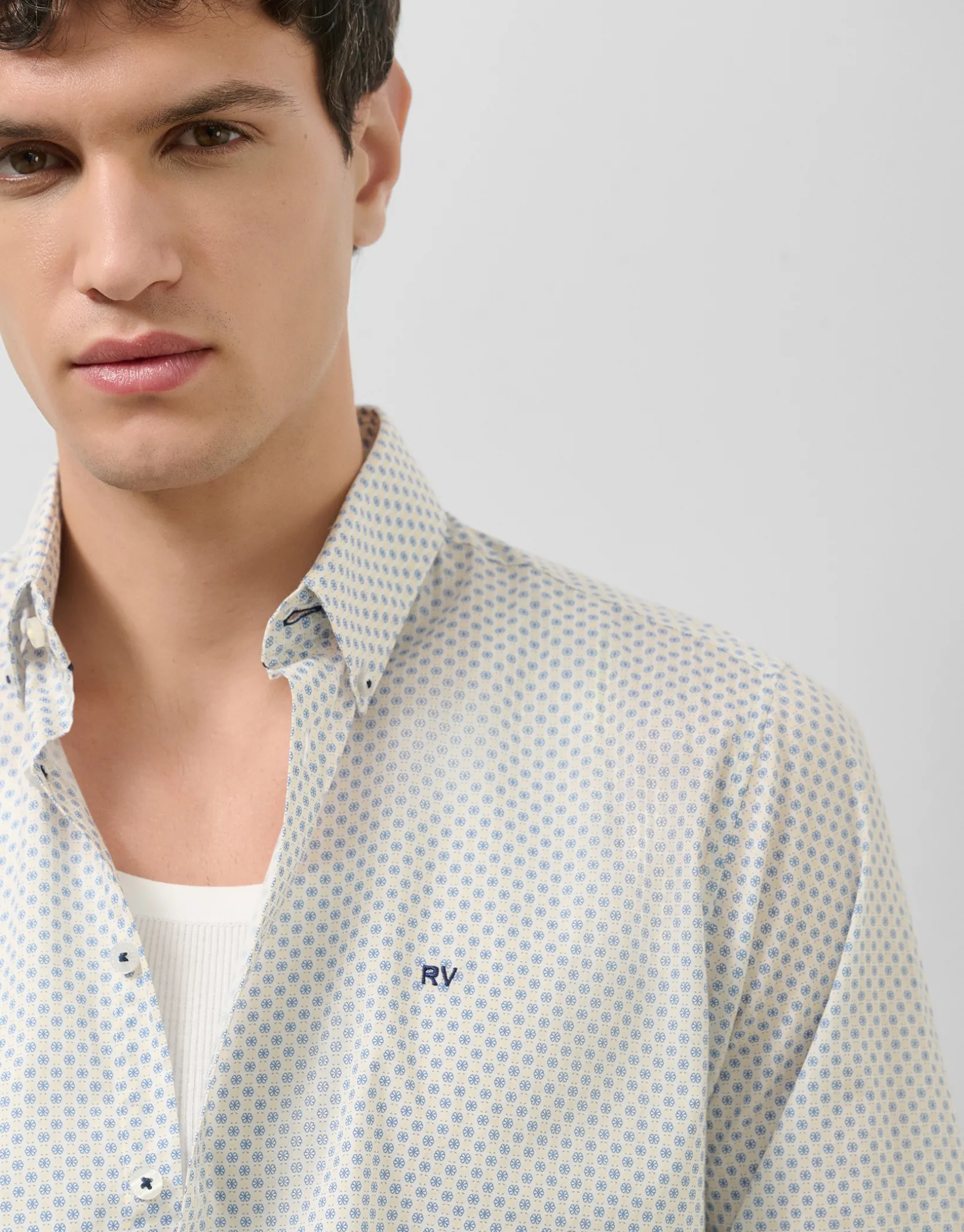 Camisa sport regular estampado geométrico amarillo/azul