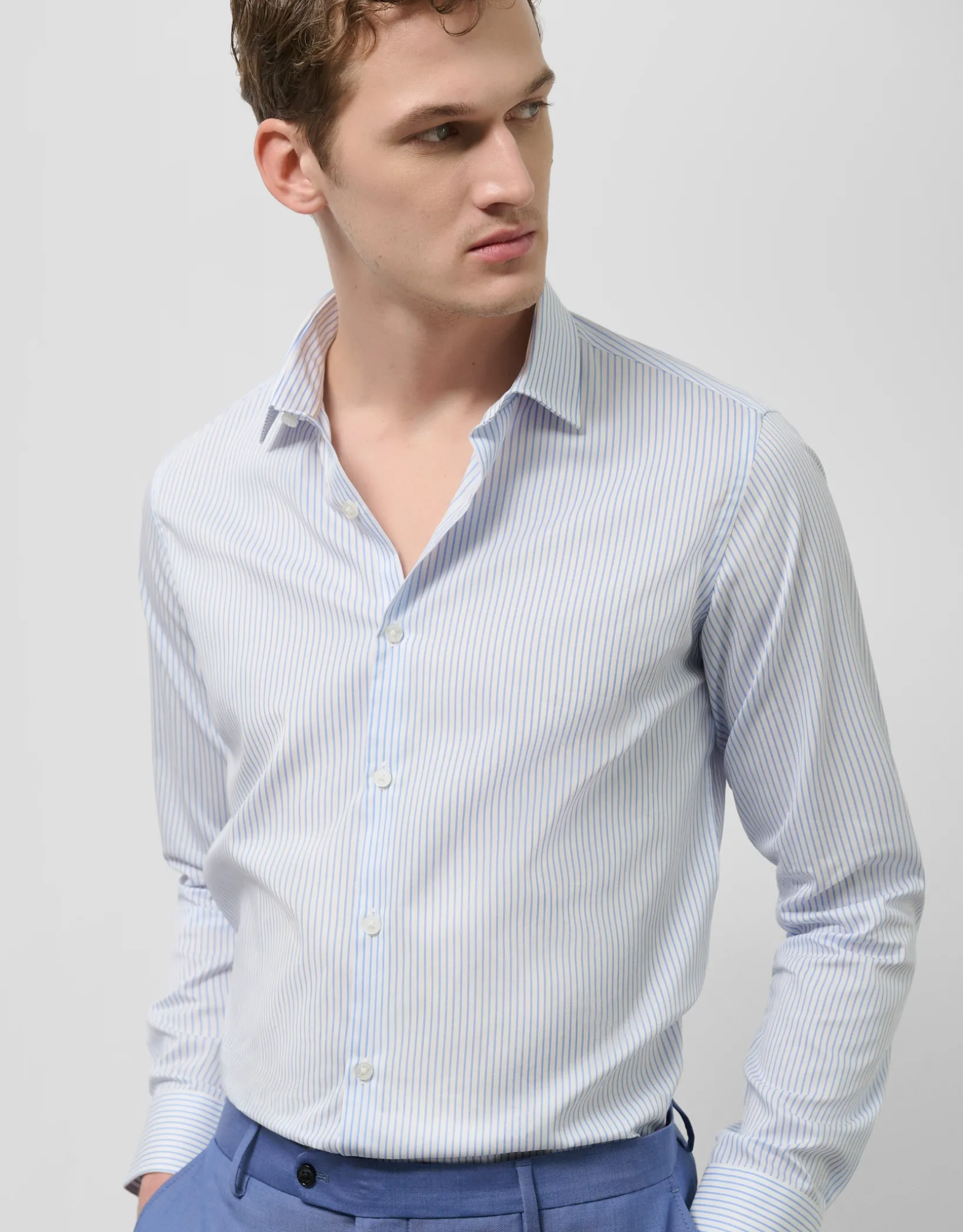 Camisa vestir slim microestructura blanca con rayas celeste