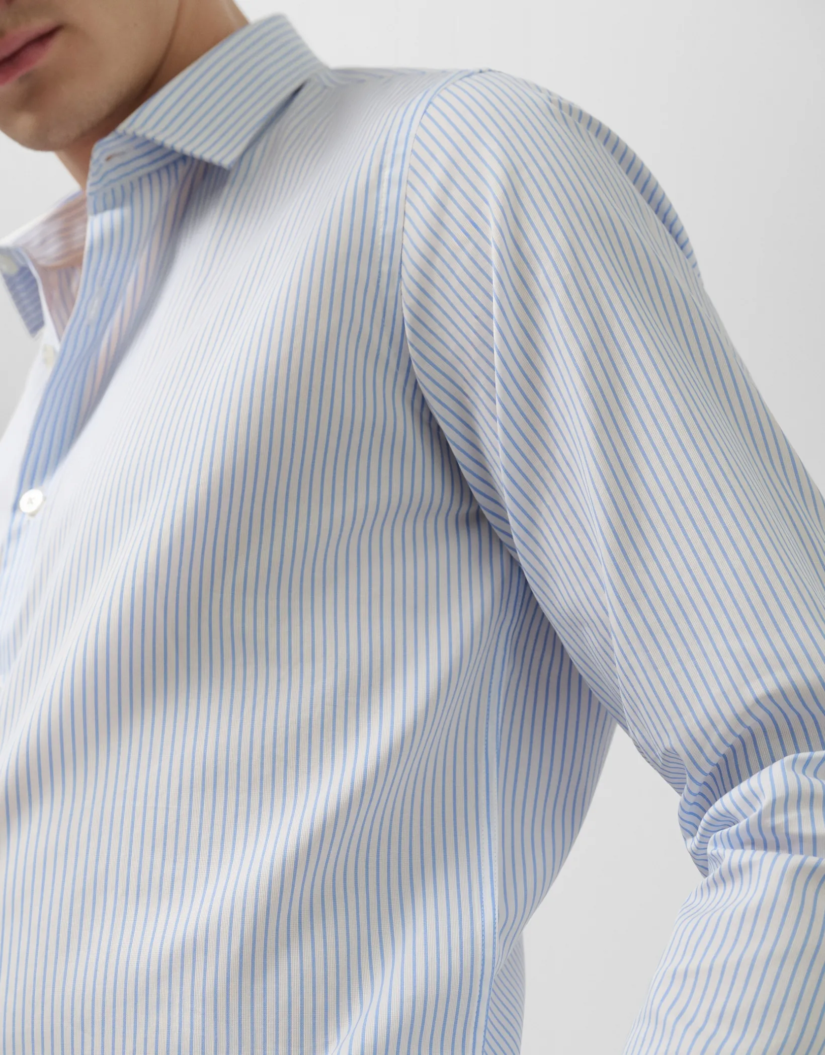 Camisa vestir slim microestructura blanca con rayas celeste