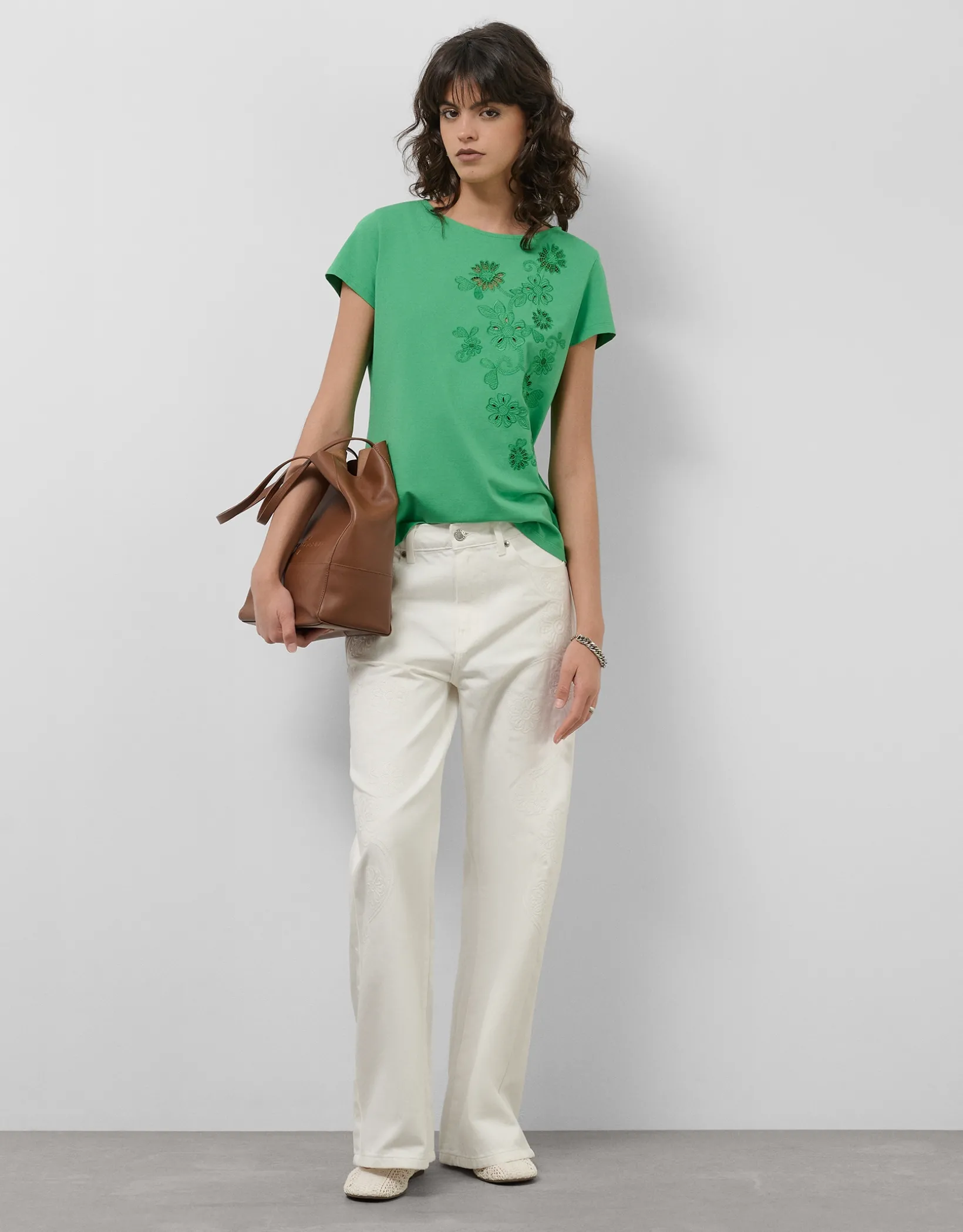 Camiseta algodón verde con flores bordadas