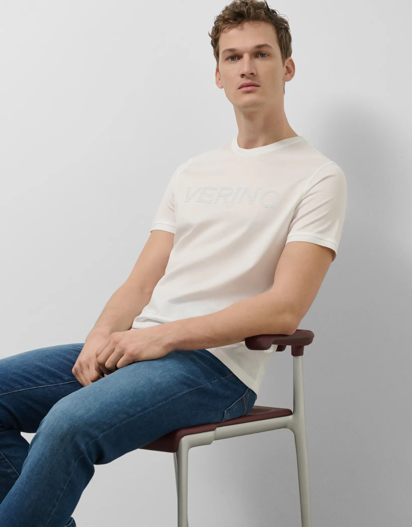 Camiseta blanca con logo relieve pecho
