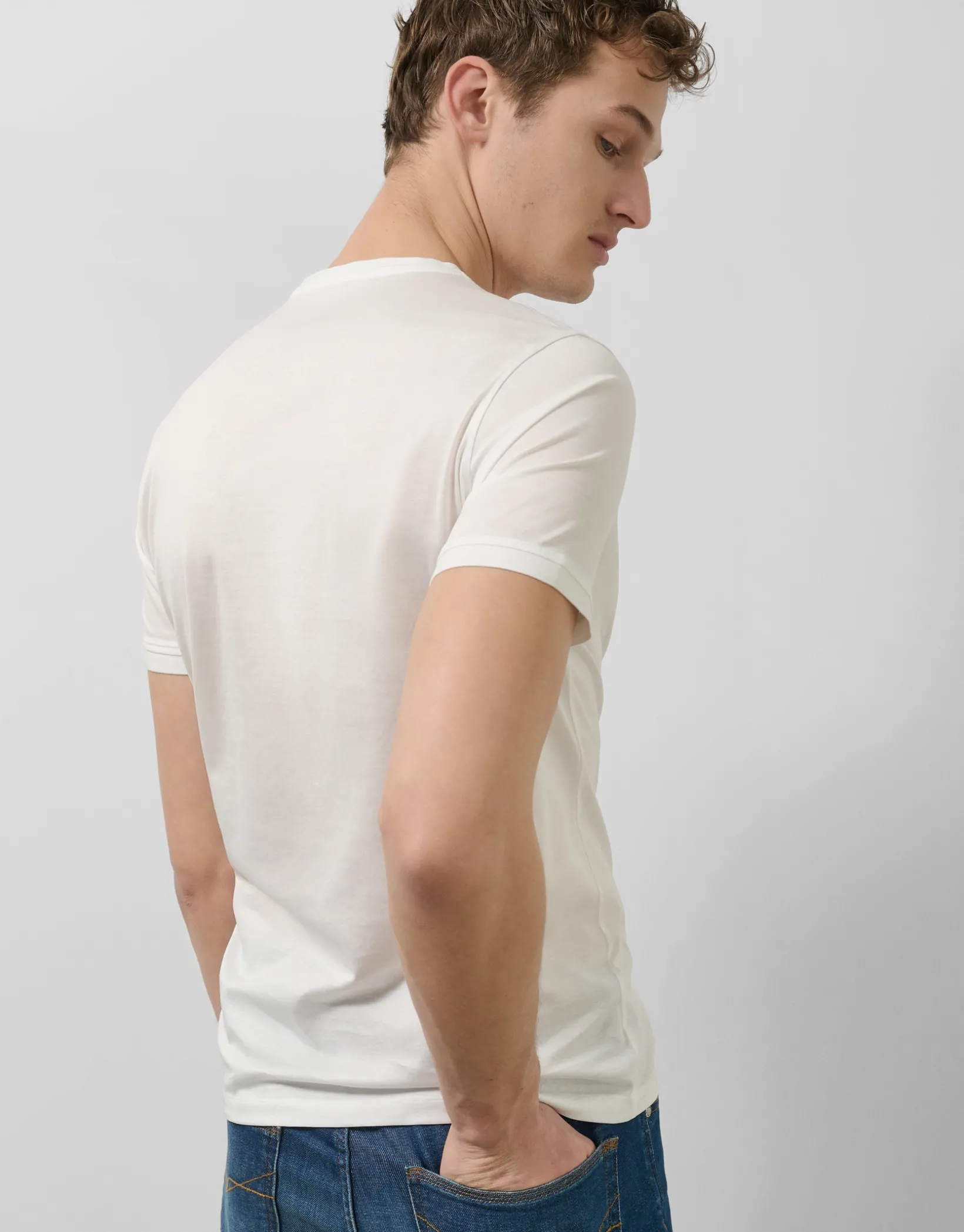 Camiseta blanca con logo relieve pecho