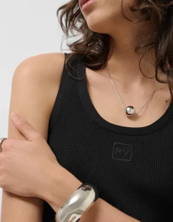 Camiseta canalé negro con logo bordado