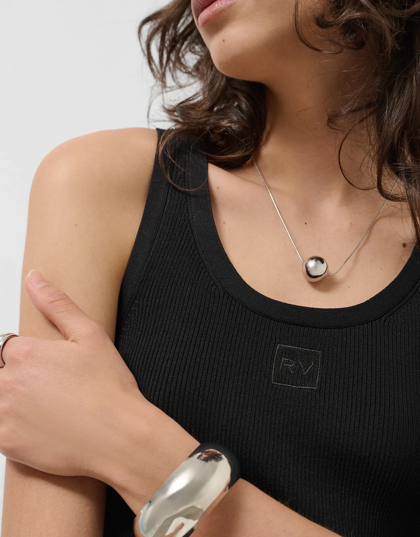 Camiseta canalé negro con logo bordado