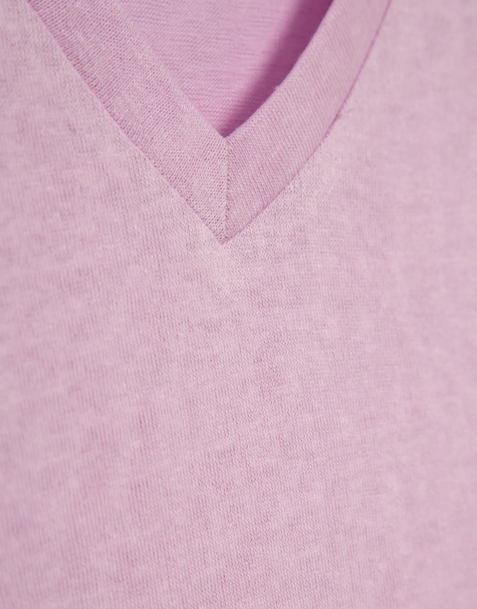 Camiseta cuello pico punto ligero rosa melange