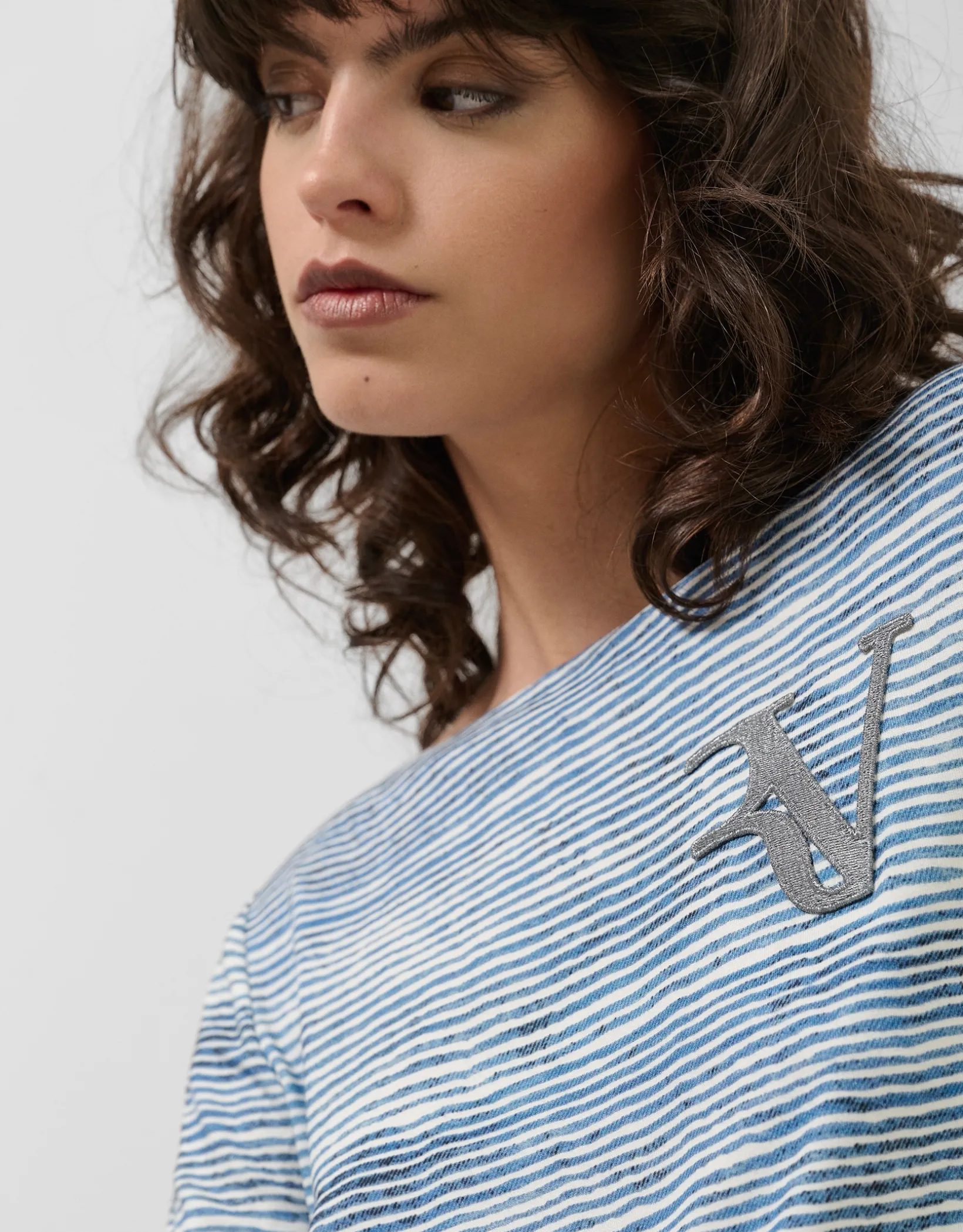 Camiseta escote barco y manga larga listas azul