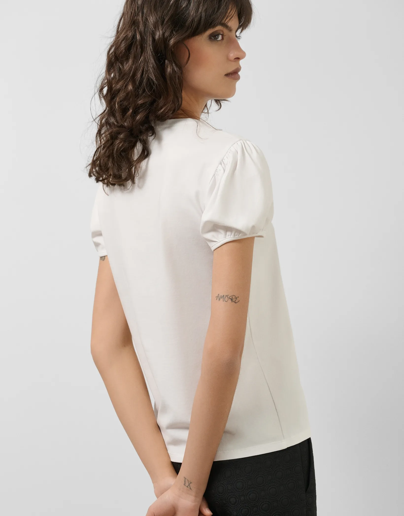 Camiseta manga corta fruncida algodón blanco con logo bordado