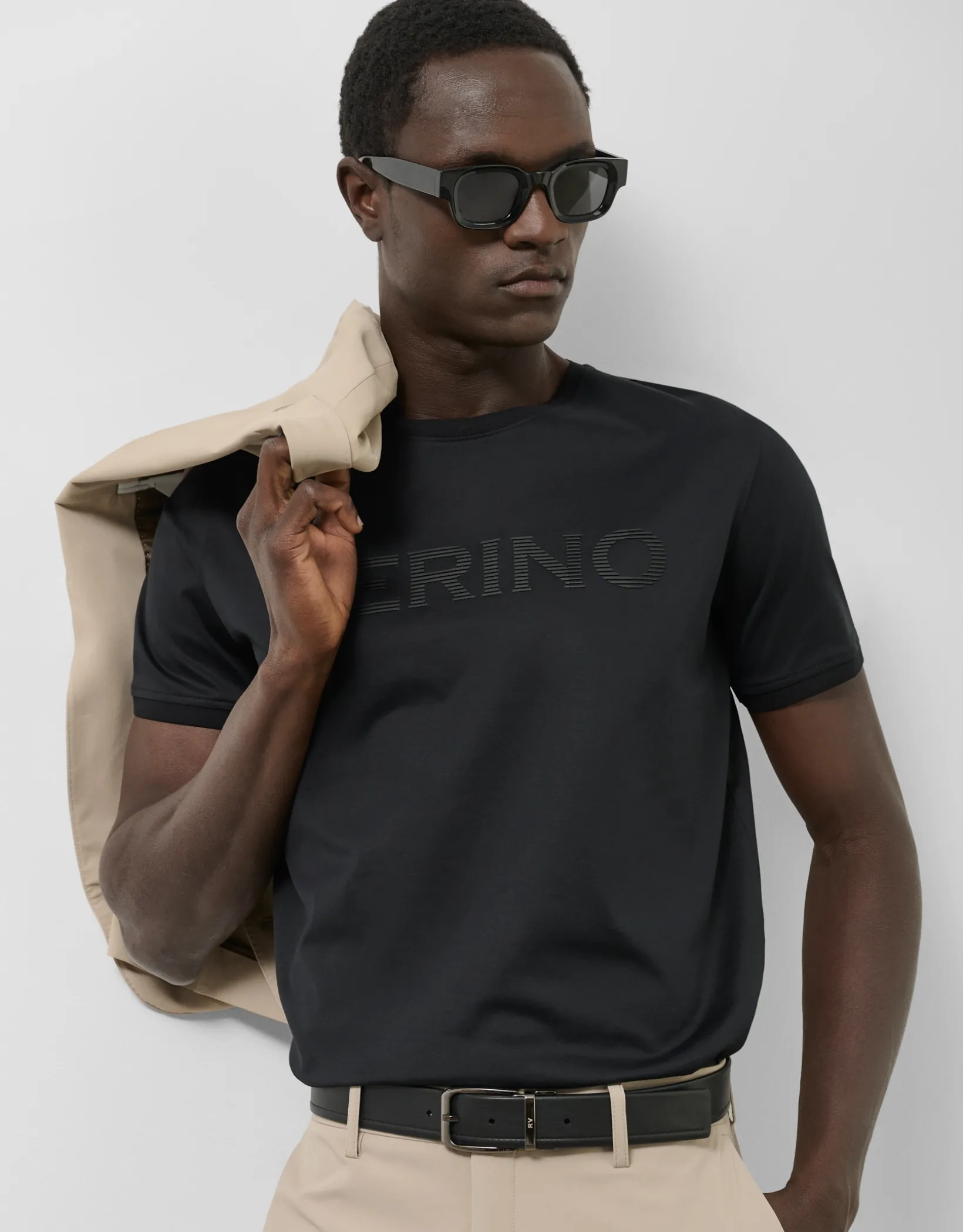 Camiseta negra con logo relieve pecho