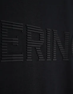 Camiseta negra con logo relieve pecho