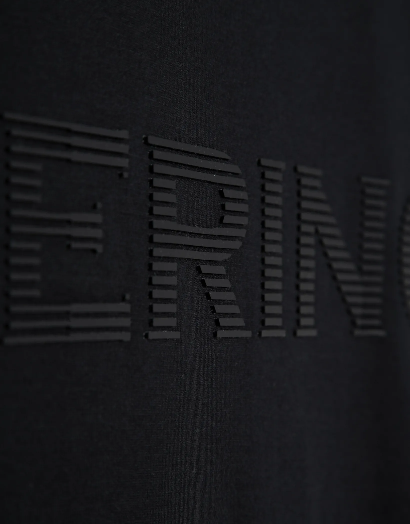 Camiseta negra con logo relieve pecho