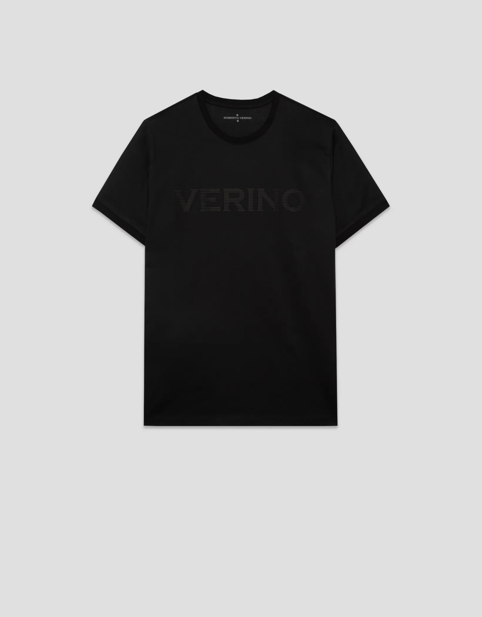 Camiseta negra con logo relieve pecho