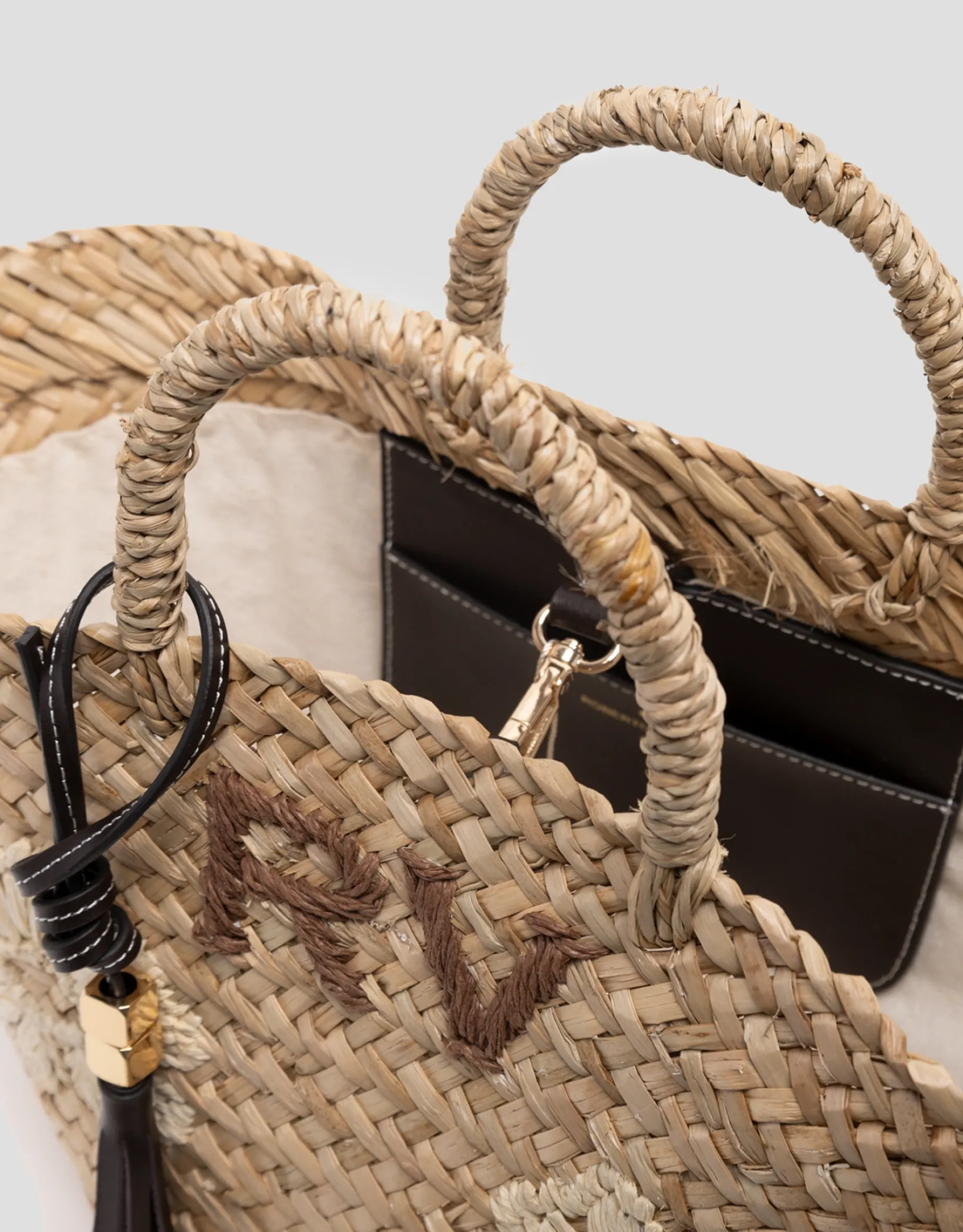 Cesta Tana Mini fibras vegetales con flores bordadas